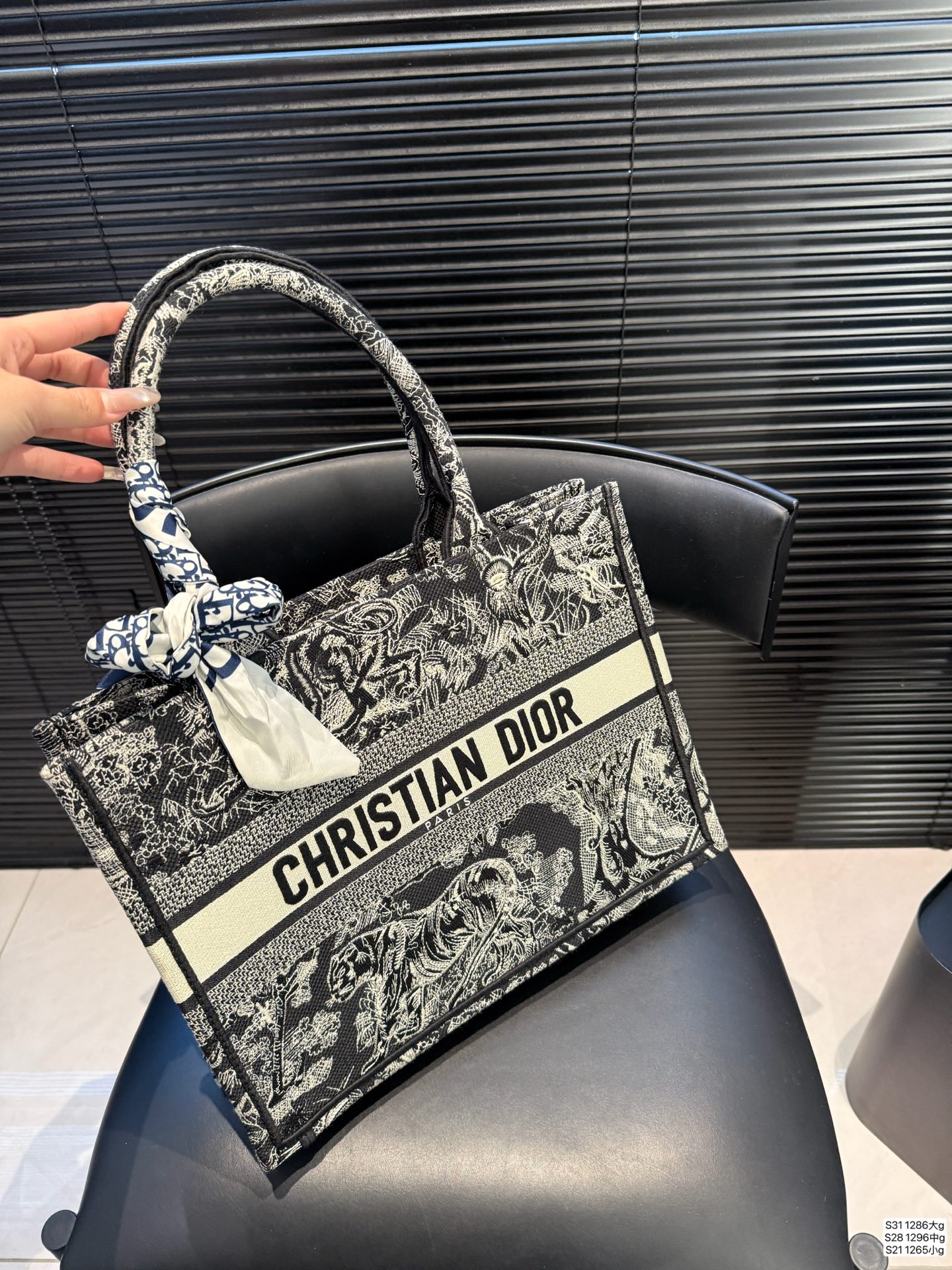 大号P205 中号P190 小号P155 迪奥托特 又是心动 百搭又高级 不咋挑衣服。随意拎着就能出门 单肩斜挎都可以 春秋搭配大衣,真的绝绝子 酷飒风中又带着随意慵懒 尺寸:大号42 34 中号36 27 小号26 21 货号大号1286 中号1296 小号1265