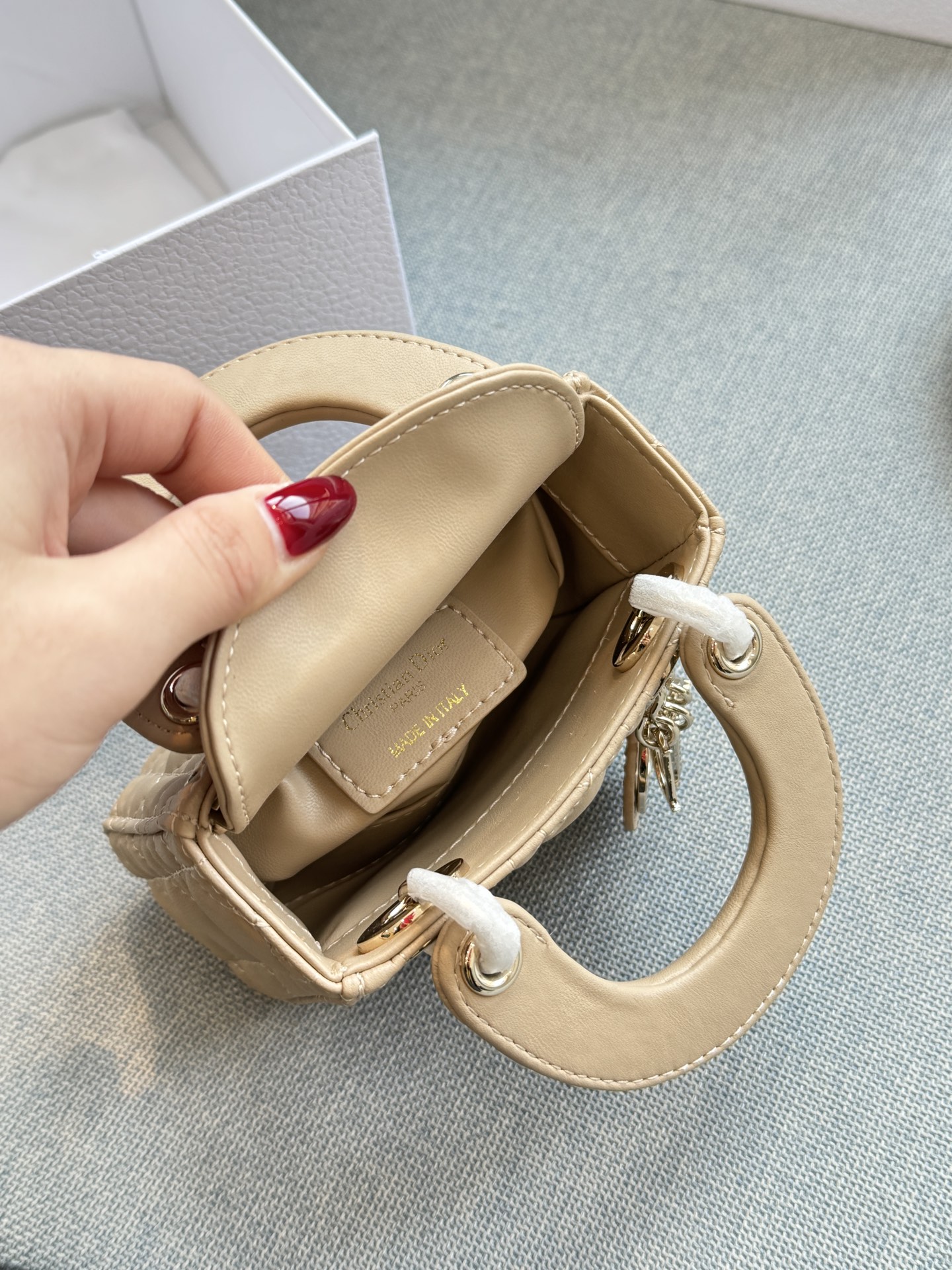 超迷你三格💰160 全套礼盒 size：12&times;11 DIOR迪奥 Lady Dior 藤格纹 戴妃包手提包 自带高级感， 羊皮纹戴妃的美谁懂 很精致很显气质 完全是人间富贵花本花🌹