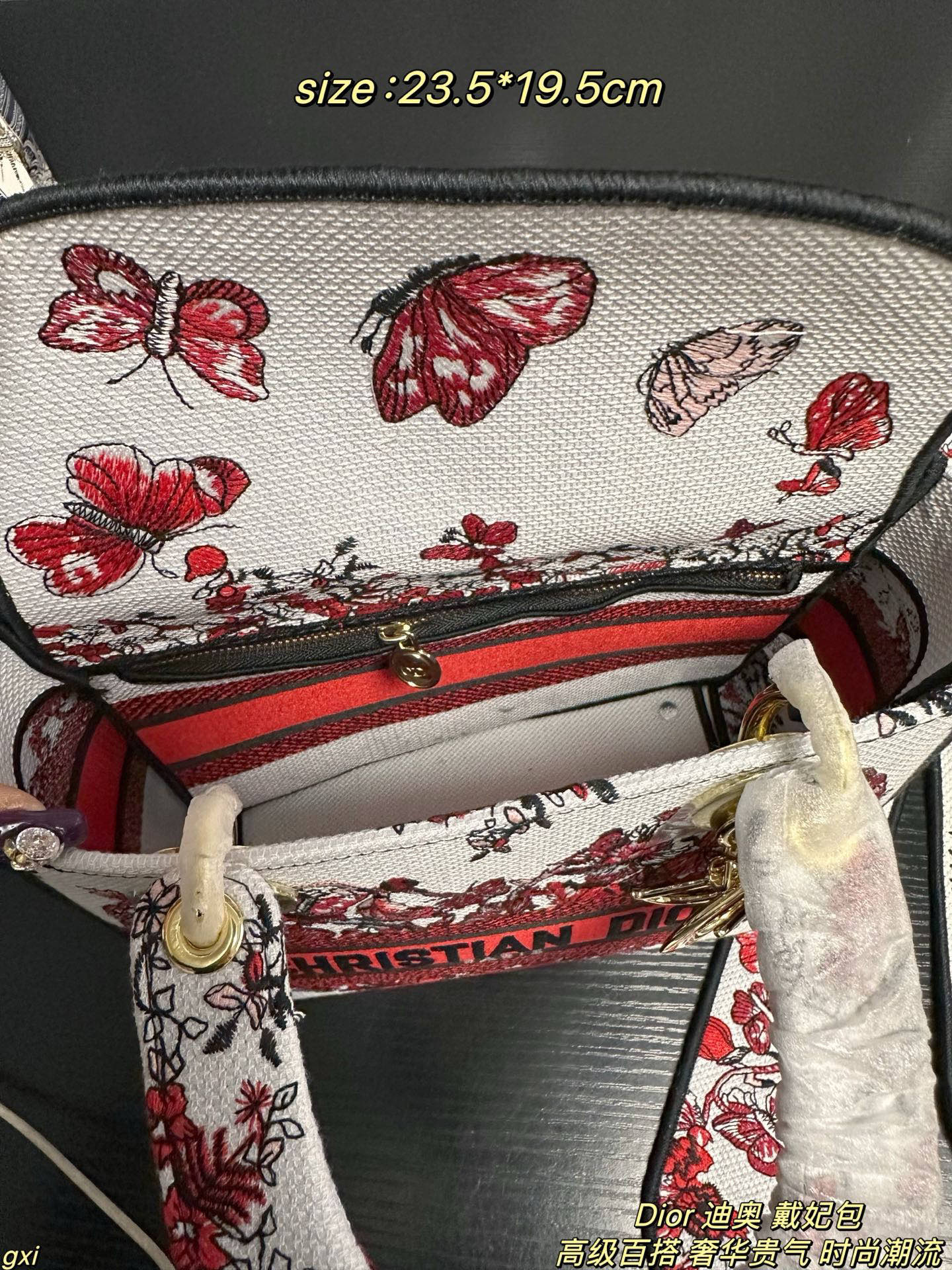 P280配盒 Dior 迪奥 戴妃包 Lady最新浪漫花型刺绣系列，仙气满满的，经典的图形刺绣，精湛的工艺，完美的配色，整体时尚又复古，高级又浪漫，包包以其甜美的粉红色彩，给人以温柔的印象，精美的红色刺绣装饰在纯白的包身上，如同艺术品一样令人赏心悦目，每一针每一线都透露出仙气与甜蜜~无论是独特的挂饰还是标志性的宽红带，每一个细节都显得如此精致！简直爱不够哇~ 尺寸：23.5*19.5cm