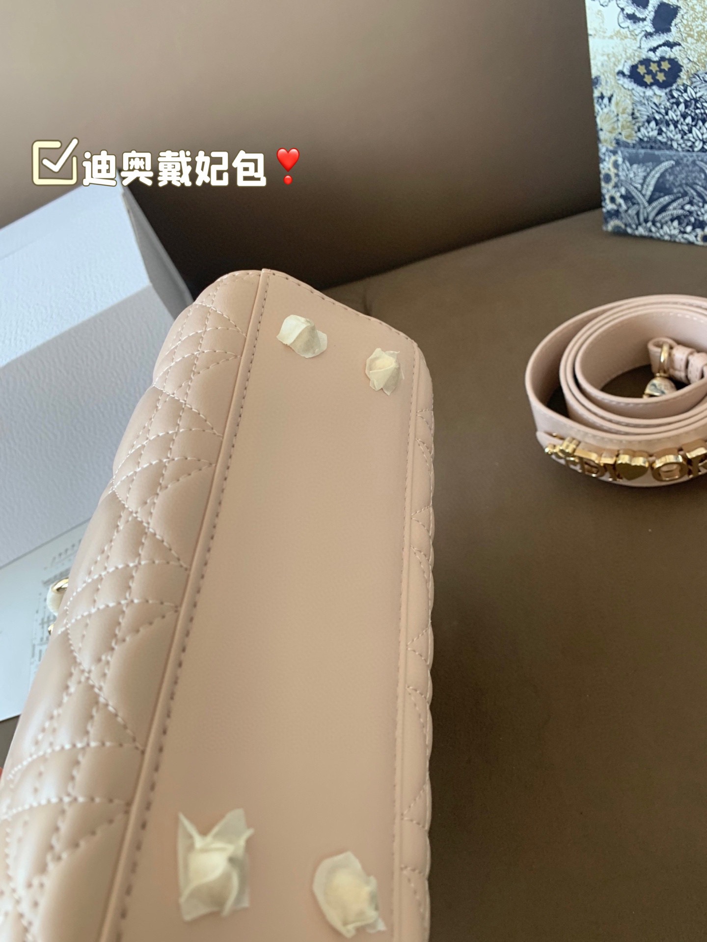 P185 折叠盒 迪奥戴妃包 sDior戴妃包太好看了吧！ 优雅指数拉满 搭配简洁风格的衣服整个人气质就上来了 而且容量完全可以满足日常要求 日常聚会逛街都很方便~ 尺寸20*18