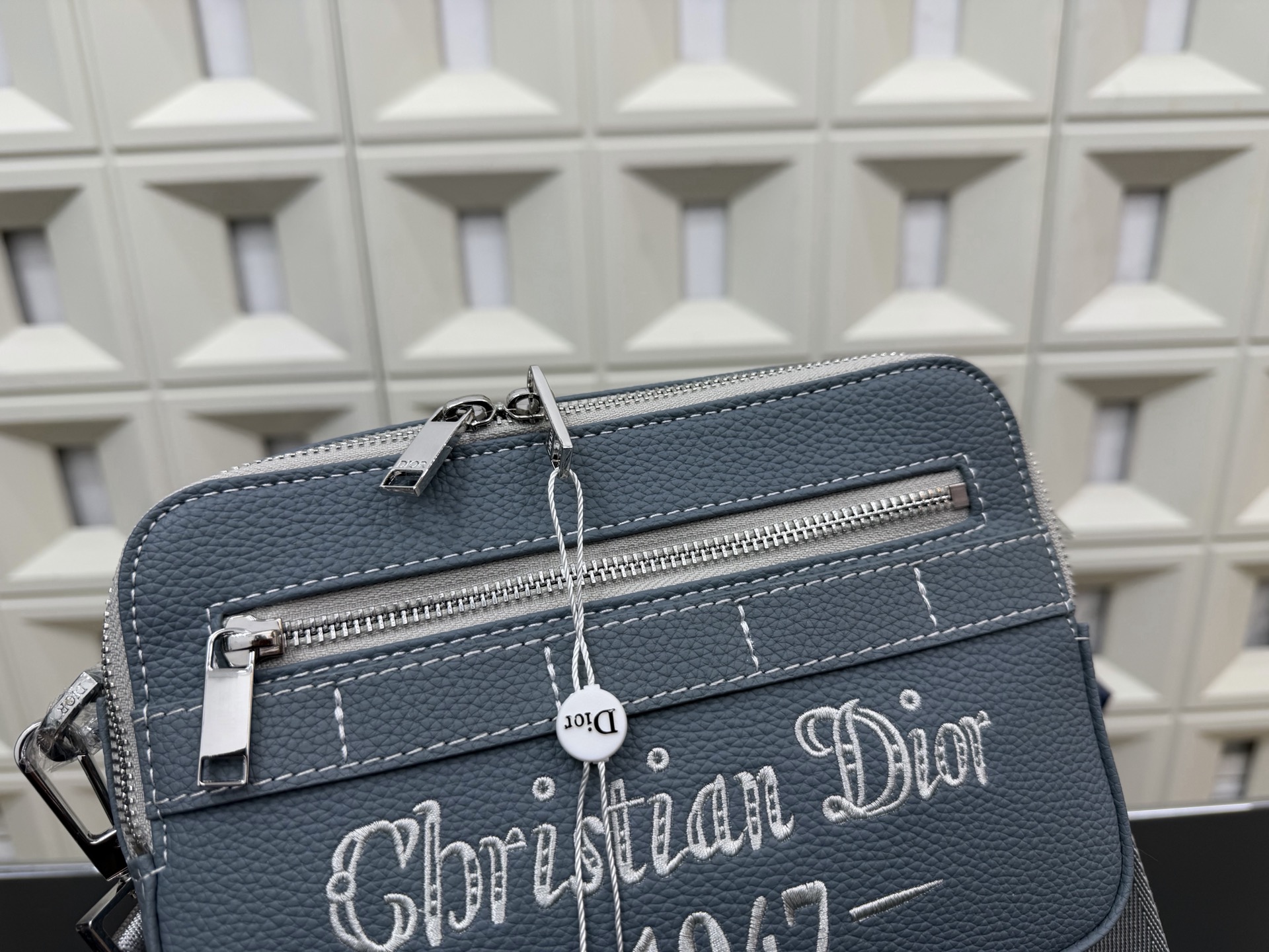 P140 DIOR 迪奥 1947 SAFARI信使包 CD刺绣针织相机包 🚹男女通用斜挎包 单肩包 经典百搭 实物拍摄 原厂原版面料 配送防尘袋 礼盒 22 x 15 cm。