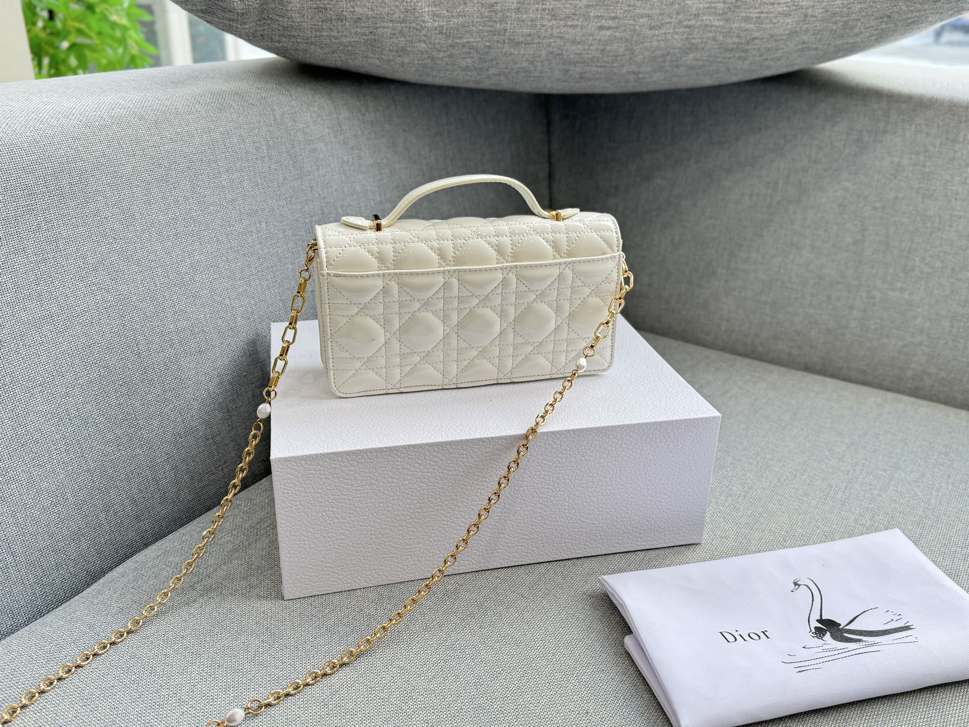 大💰190 折叠盒 小💰185 折叠盒 size：24&times;14/21&times;11 DIOR迪奥 My Dior MISS DIOR 藤格纹 漆皮 链条包 单肩斜挎包手提包 手袋兼具优雅气质与实用功能。采用黑色漆皮牛皮革精心制作，饰以藤格纹缉面线，翻盖点缀以D.I.O.R.吊饰，两个隔层和一个拉链口袋可收纳各种日常用品，可与日常或晚装造型搭配使用。 秋冬的氛围感拉满~