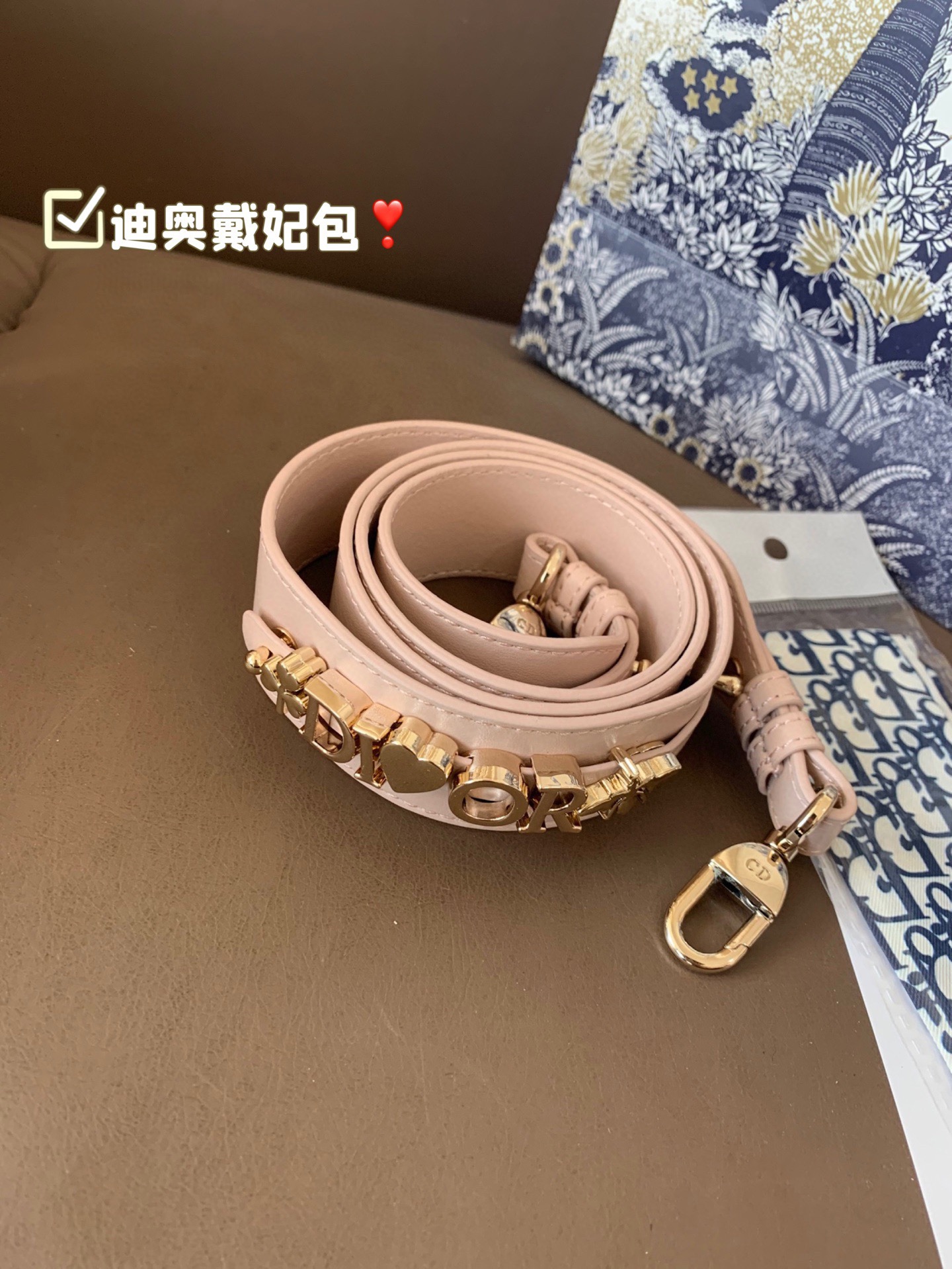 P185 折叠盒 迪奥戴妃包 sDior戴妃包太好看了吧！ 优雅指数拉满 搭配简洁风格的衣服整个人气质就上来了 而且容量完全可以满足日常要求 日常聚会逛街都很方便~ 尺寸20*18