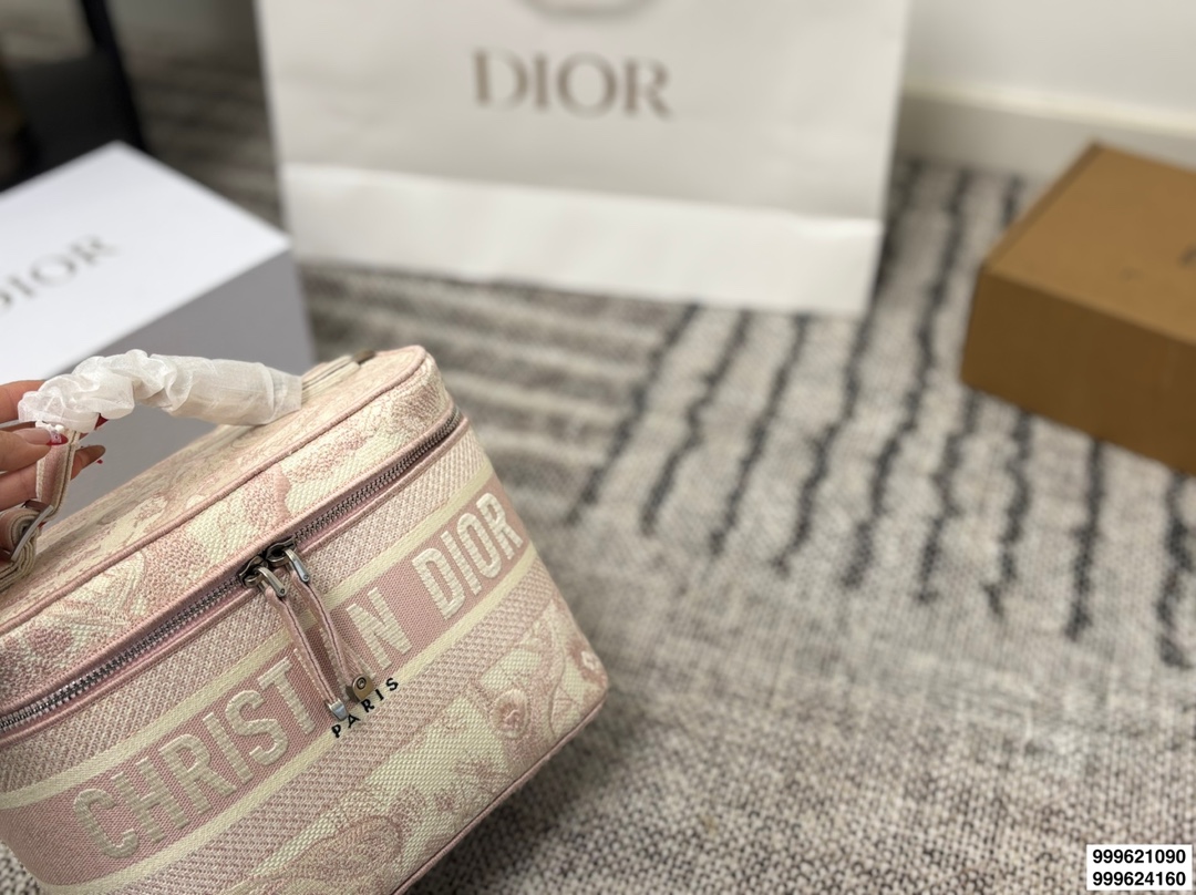 大号p220 小号p230 （配肩带）礼盒包装 size：24*18cm 19*15cm 迪奥 刺绣化妆包 原单 第一眼就沦陷，小号配长肩带 圆圆的包身太讨喜