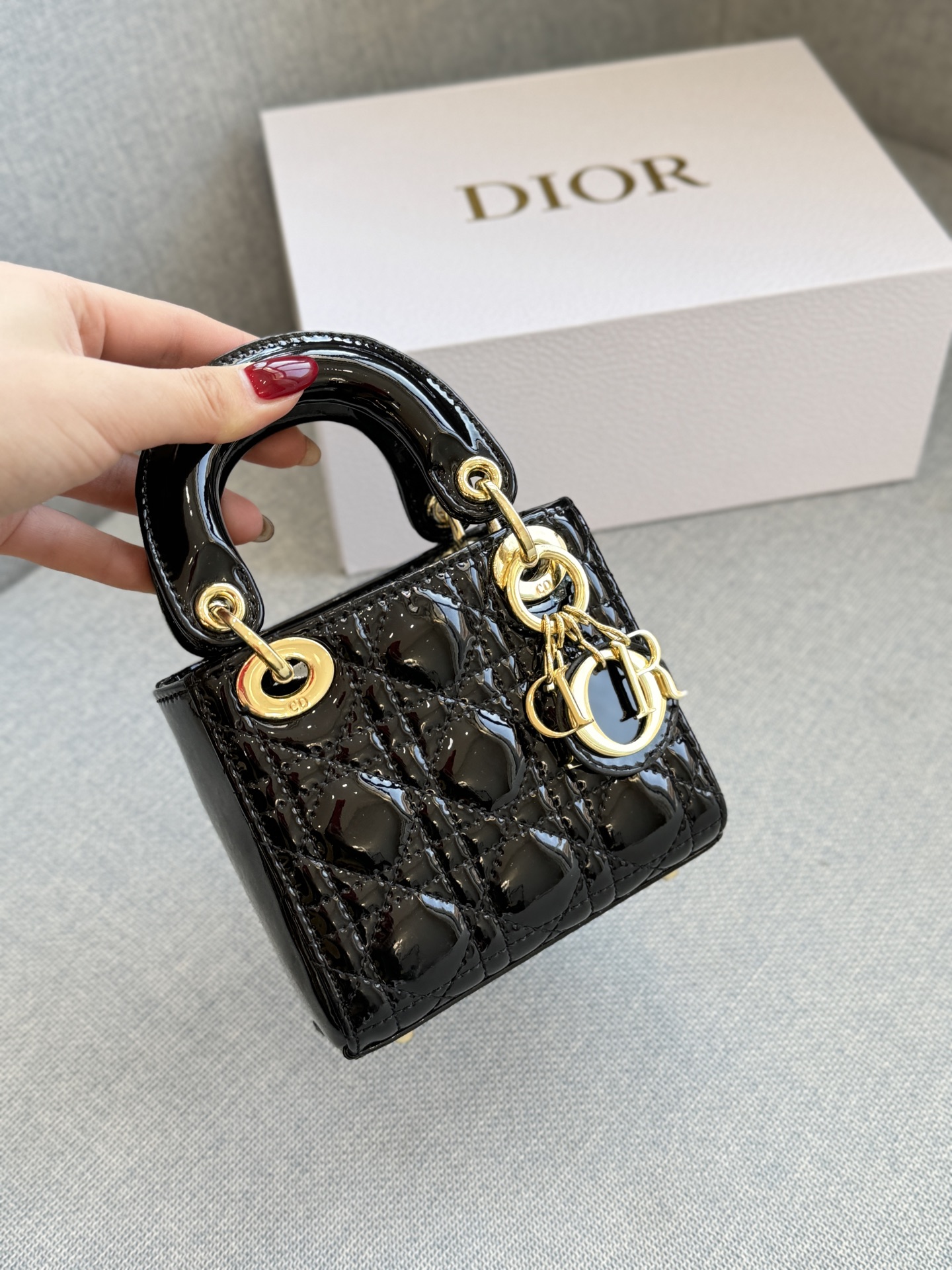 超迷你三格💰160 全套礼盒 size：12&times;11 DIOR迪奥 Lady Dior 藤格纹 漆皮 戴妃包手提包 自带高级感， 漆皮戴妃的美谁懂 整个包都在布灵布灵 很精致很显气质 完全是人间富贵花本花🌹