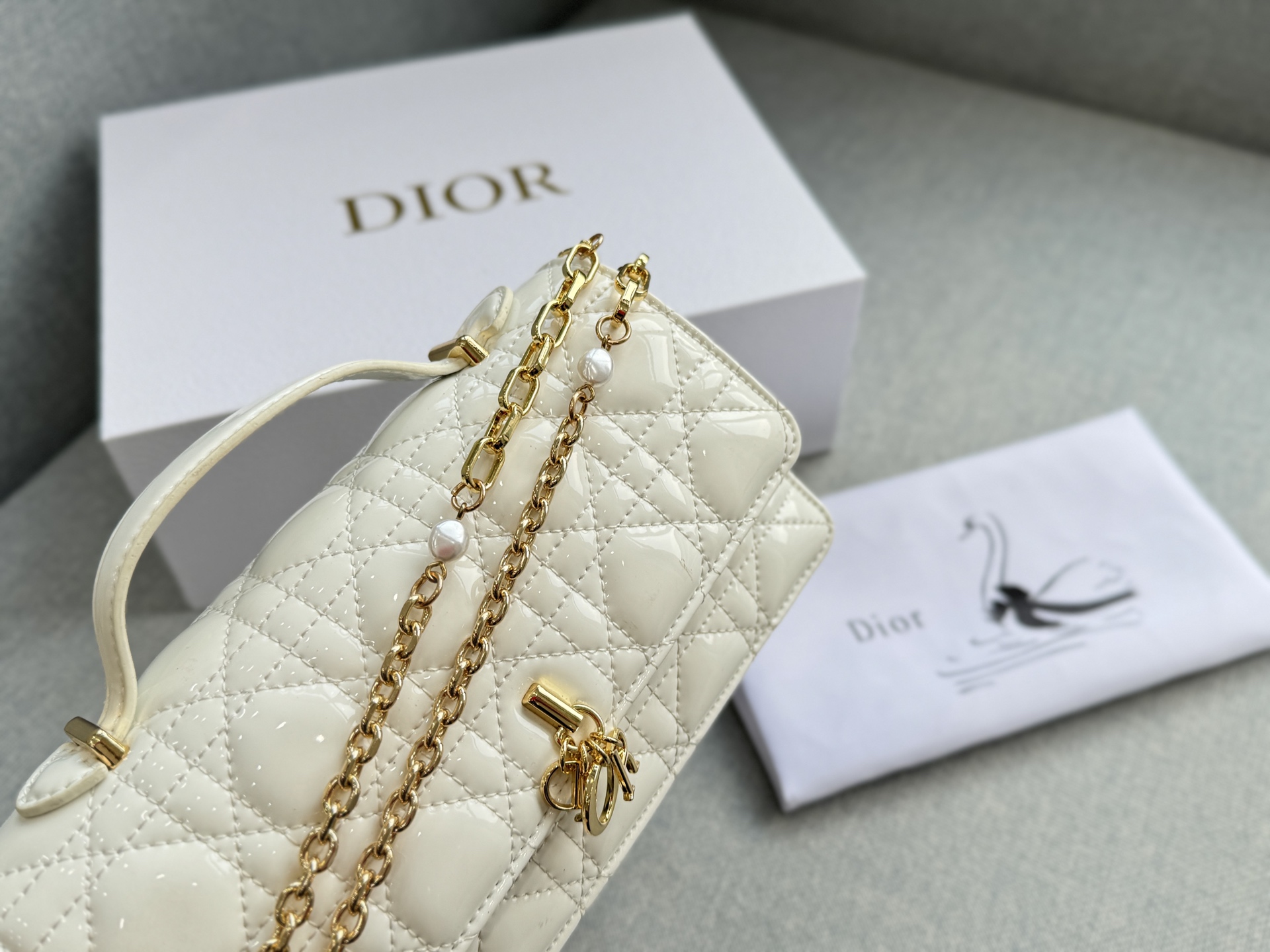 大💰190 折叠盒 小💰185 折叠盒 size：24&times;14/21&times;11 DIOR迪奥 My Dior MISS DIOR 藤格纹 漆皮 链条包 单肩斜挎包手提包 手袋兼具优雅气质与实用功能。采用黑色漆皮牛皮革精心制作，饰以藤格纹缉面线，翻盖点缀以D.I.O.R.吊饰，两个隔层和一个拉链口袋可收纳各种日常用品，可与日常或晚装造型搭配使用。 秋冬的氛围感拉满~