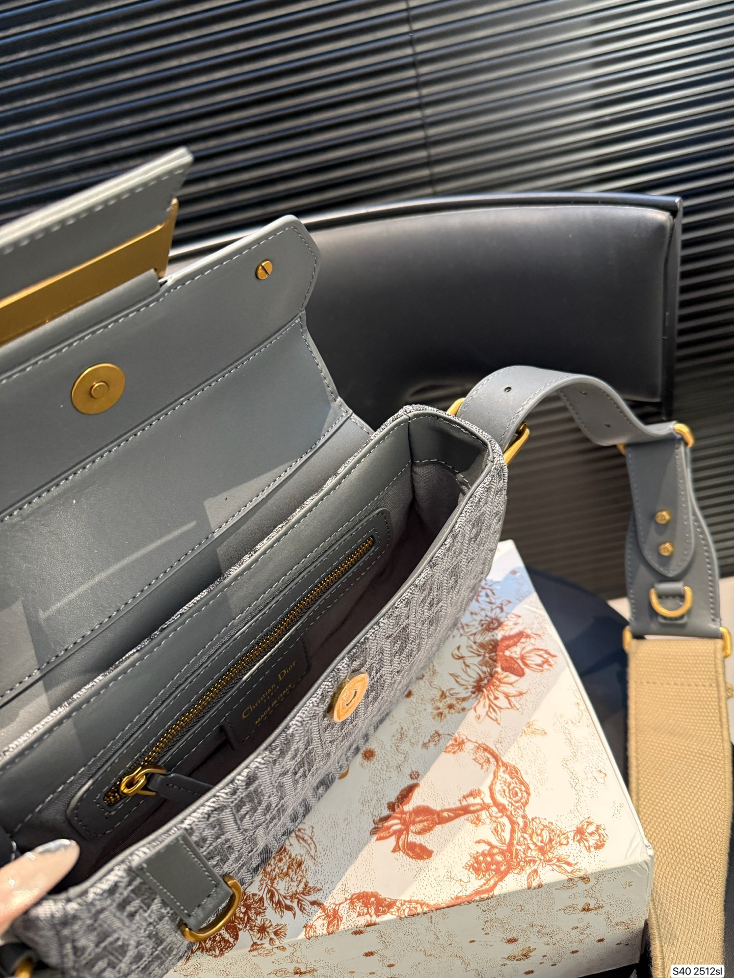 P250配折叠盒子 迪奥Dior4月新款来啦!Streetchic手袋!这款 Streetchic 手袋是二零二五春夏成衣系列新品，重新诠释经典设计可收纳1部手机、1个钱包2个卡夹太阳眼镜唇膏大大的金属牌设计有种古早的帅气朋克感!宽肩带是两侧可调节的款式让它可以实现多种背法磁扣开合方式拿取东西也很方便~简直不要太帅了!! 尺寸：23 14货号2512