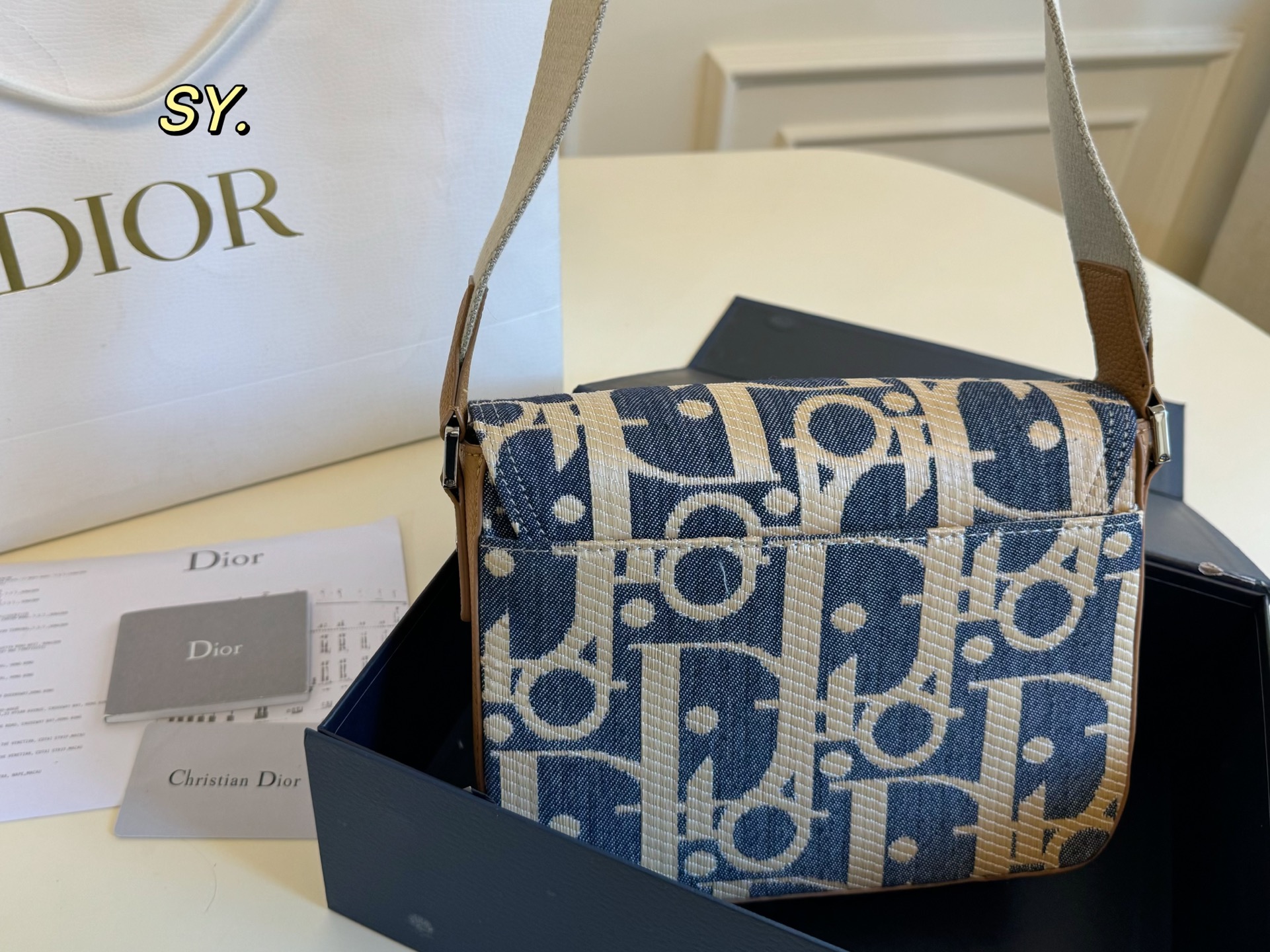 P180（折叠盒） size：23&times;19 DIOR 迪奥新款牛仔马鞍信使包💕 马鞍与信使元素相结合的斜挎包， 可调节肩带，🉑️肩背或斜挎， 实用率非常高，可搭配休闲和商务！