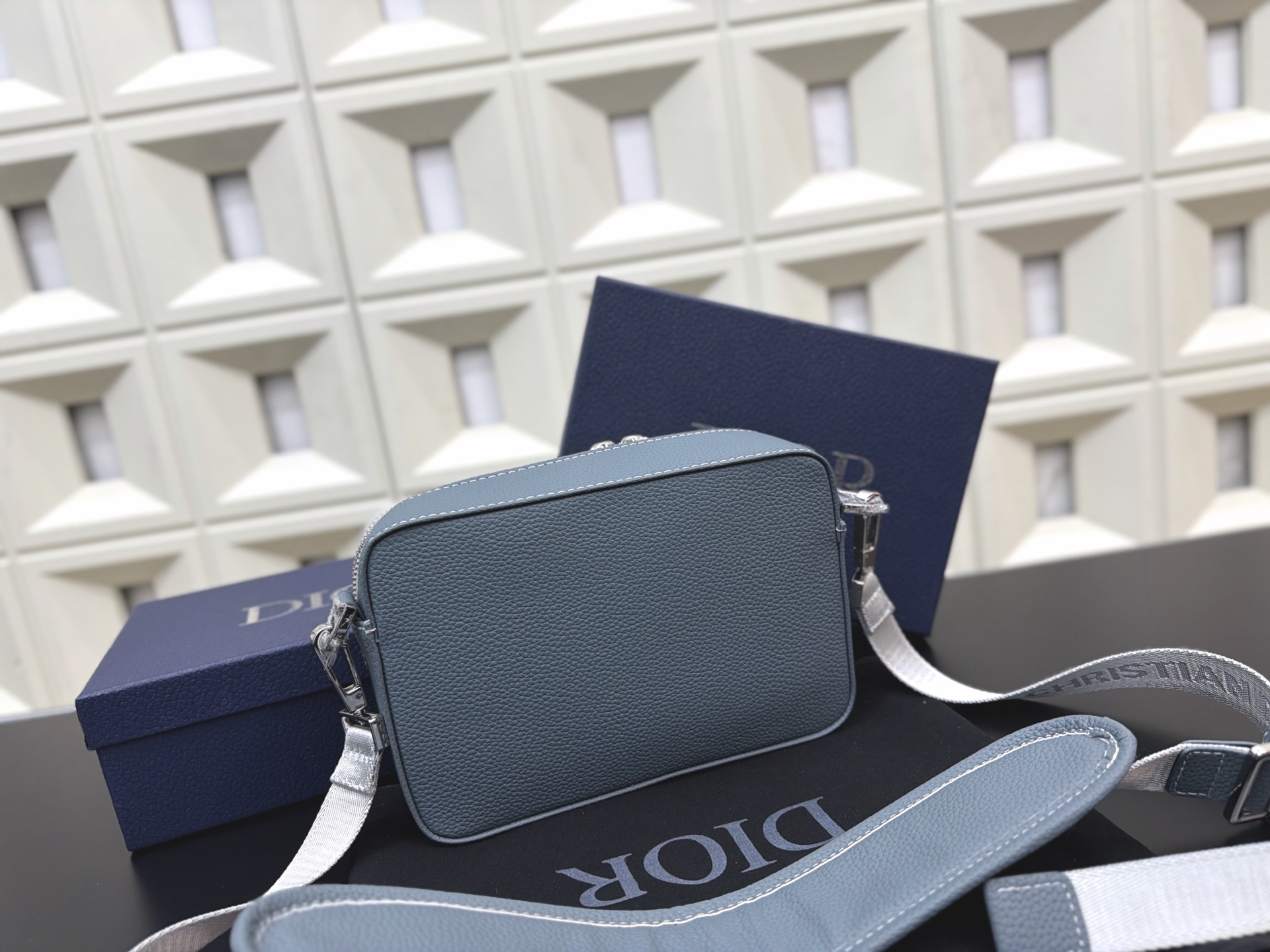 P140 DIOR 迪奥 1947 SAFARI信使包 CD刺绣针织相机包 🚹男女通用斜挎包 单肩包 经典百搭 实物拍摄 原厂原版面料 配送防尘袋 礼盒 22 x 15 cm。