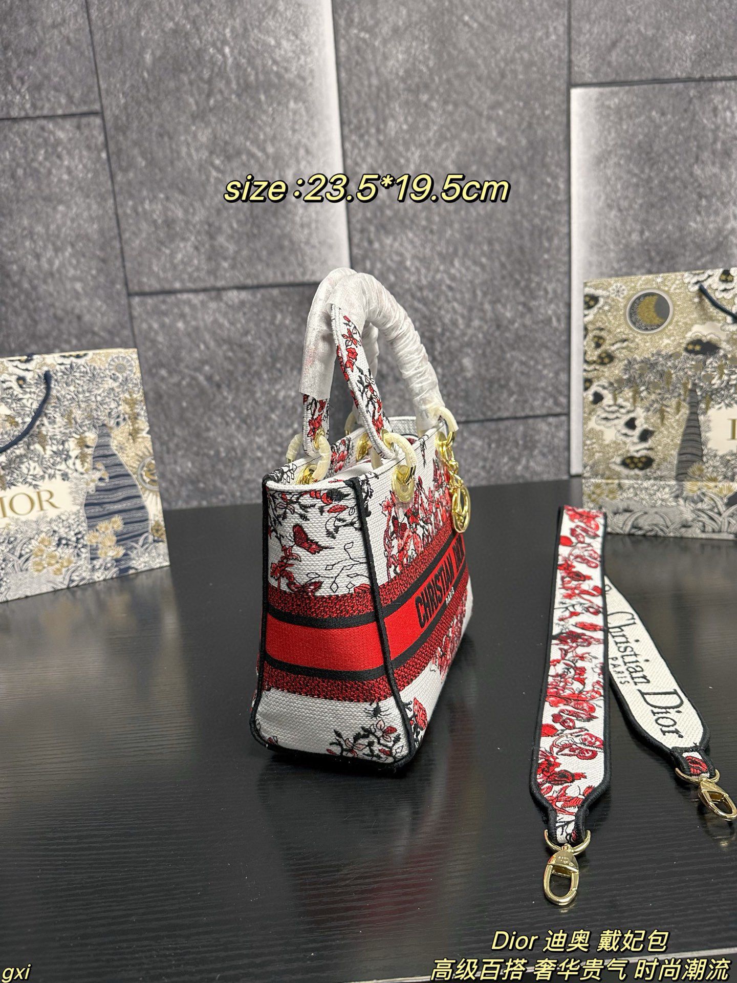 P280配盒 Dior 迪奥 戴妃包 Lady最新浪漫花型刺绣系列，仙气满满的，经典的图形刺绣，精湛的工艺，完美的配色，整体时尚又复古，高级又浪漫，包包以其甜美的粉红色彩，给人以温柔的印象，精美的红色刺绣装饰在纯白的包身上，如同艺术品一样令人赏心悦目，每一针每一线都透露出仙气与甜蜜~无论是独特的挂饰还是标志性的宽红带，每一个细节都显得如此精致！简直爱不够哇~ 尺寸：23.5*19.5cm