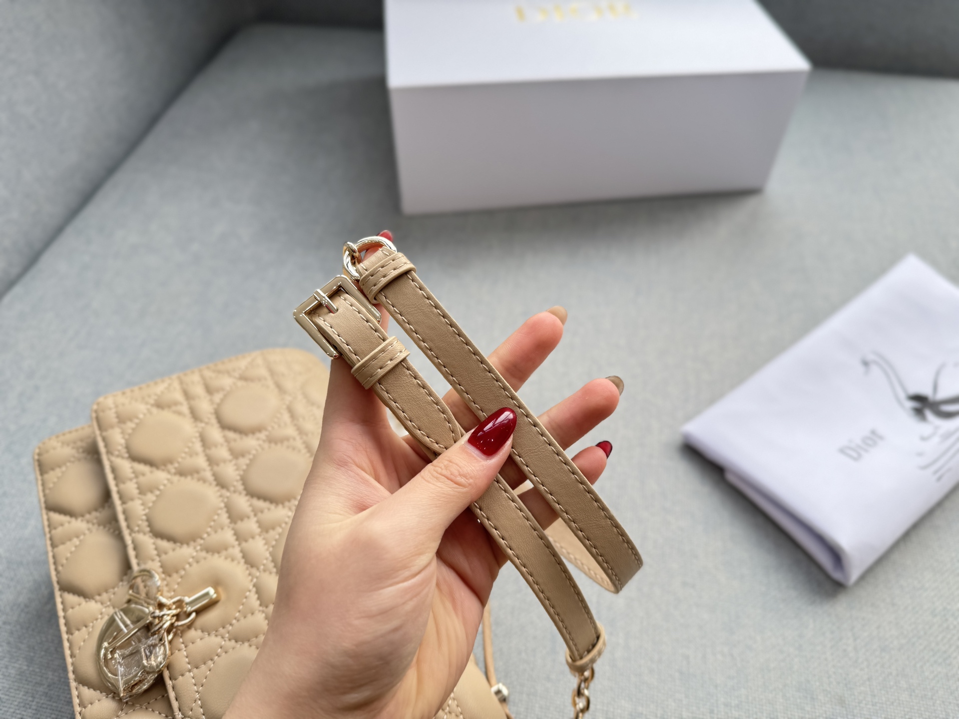 大💰185 折叠盒 小💰180 折叠盒 size：24&times;14/21&times;11 DIOR迪奥 My Dior MISS DIOR 藤格纹 链条包 单肩斜挎包手提包 大小姐驾到👑 MISS DIOR手袋 手提或肩背都很优雅高级 标志性的藤纹格内里多个隔层和卡槽精美之余又实用度满满的 优雅实用。采用羊皮革精心制作