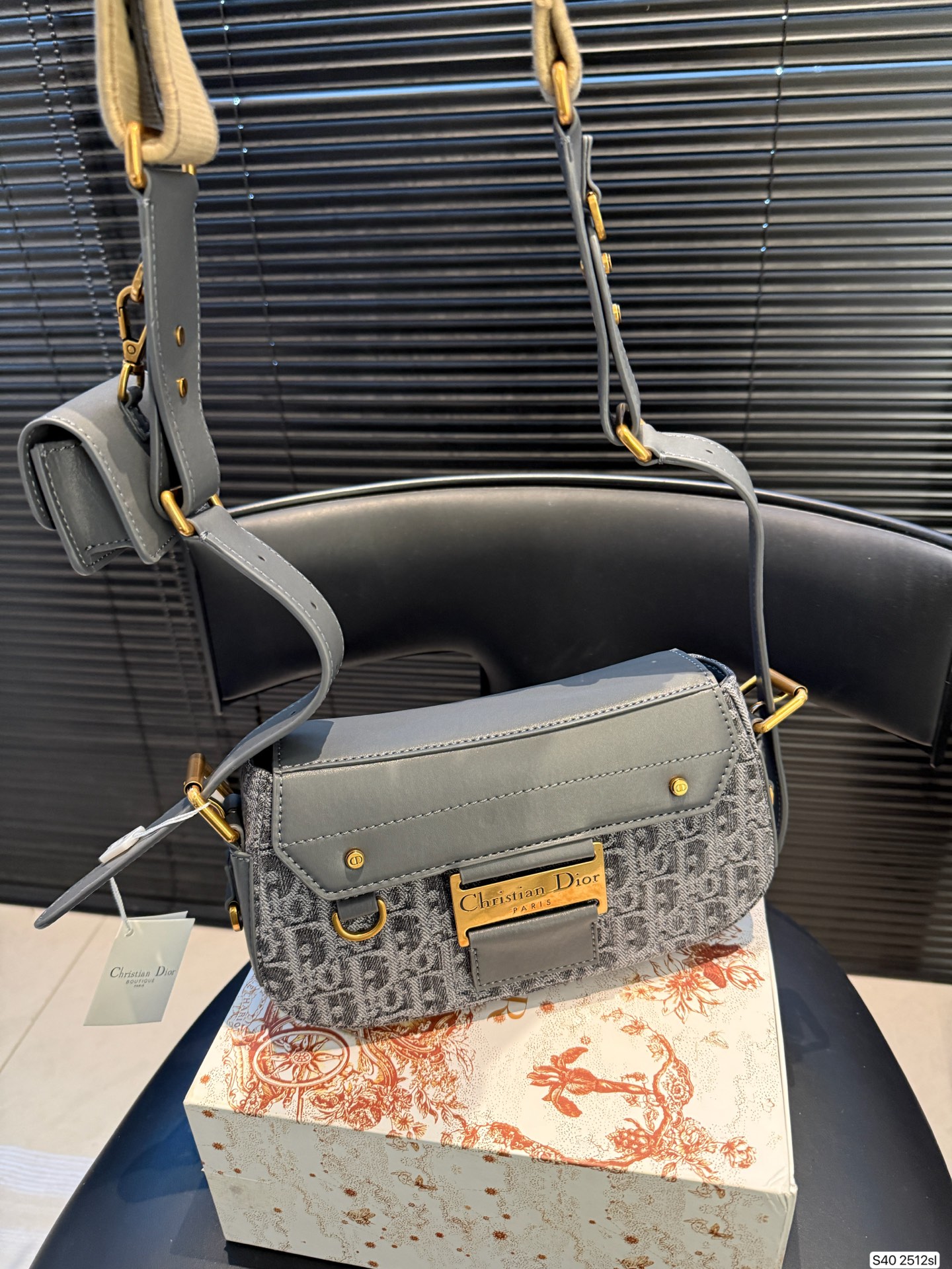 P250配折叠盒子 迪奥Dior4月新款来啦!Streetchic手袋!这款 Streetchic 手袋是二零二五春夏成衣系列新品，重新诠释经典设计可收纳1部手机、1个钱包2个卡夹太阳眼镜唇膏大大的金属牌设计有种古早的帅气朋克感!宽肩带是两侧可调节的款式让它可以实现多种背法磁扣开合方式拿取东西也很方便~简直不要太帅了!! 尺寸：23 14货号2512