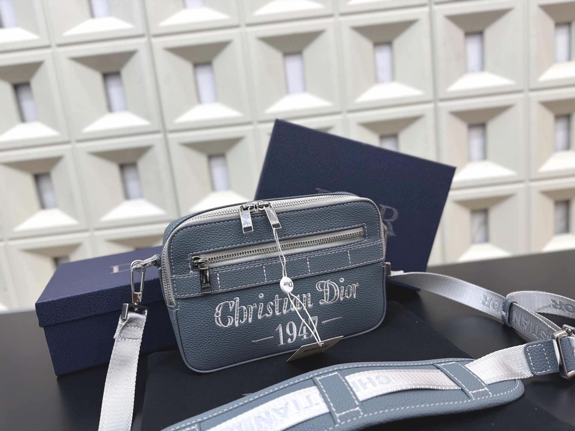 P140 DIOR 迪奥 1947 SAFARI信使包 CD刺绣针织相机包 🚹男女通用斜挎包 单肩包 经典百搭 实物拍摄 原厂原版面料 配送防尘袋 礼盒 22 x 15 cm。