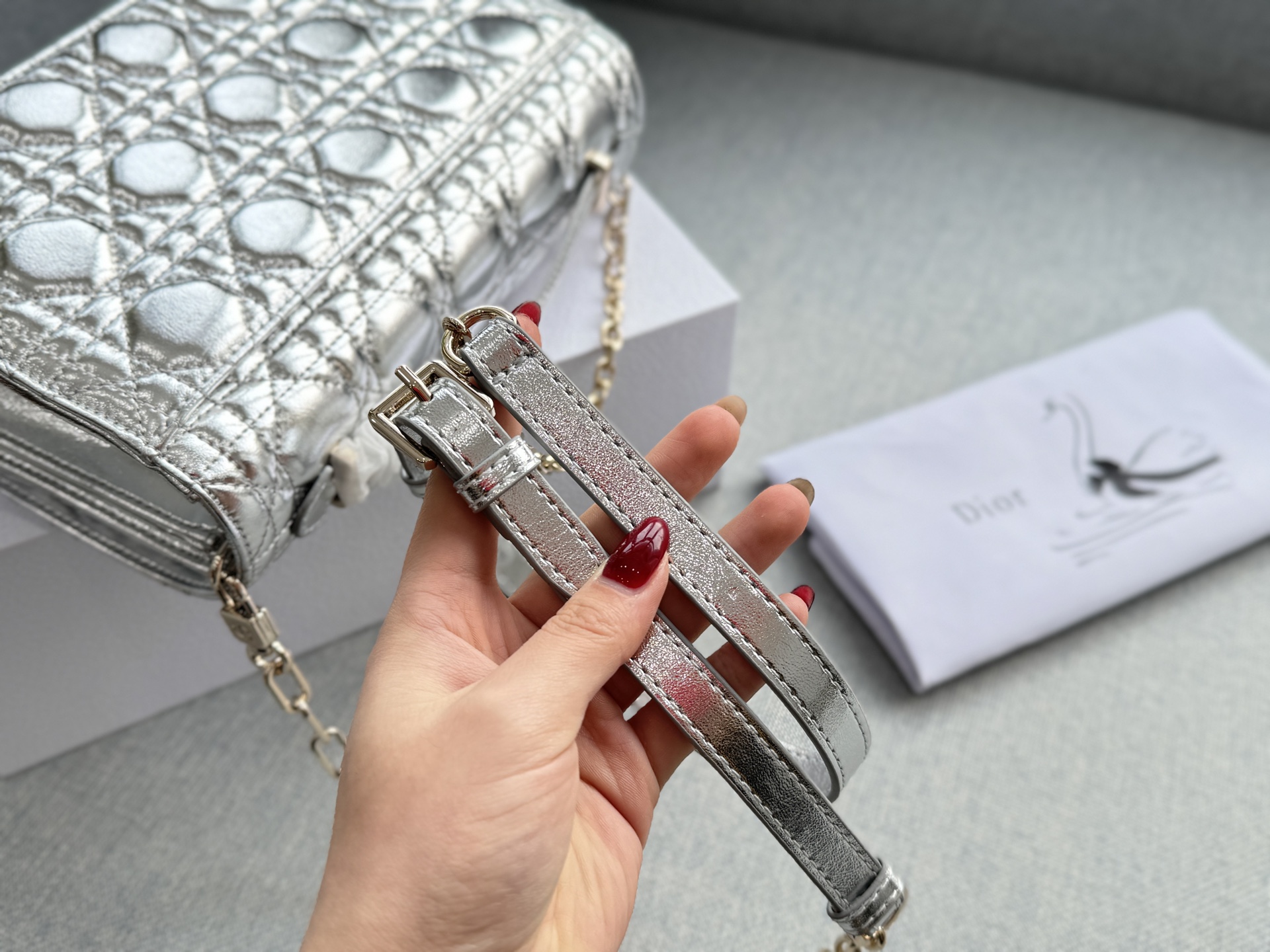 大💰190 折叠盒 小💰185 折叠盒 size：24&times;14/21&times;11 DIOR迪奥 My Dior MISS DIOR 藤格纹 链条包 单肩斜挎包手提包 MISS DIOR手袋 手提或肩背都很优雅高级 标志性的藤纹格内里多个隔层和卡槽精美之余又实用度满满的 优雅实用。采用羊皮革精心制作