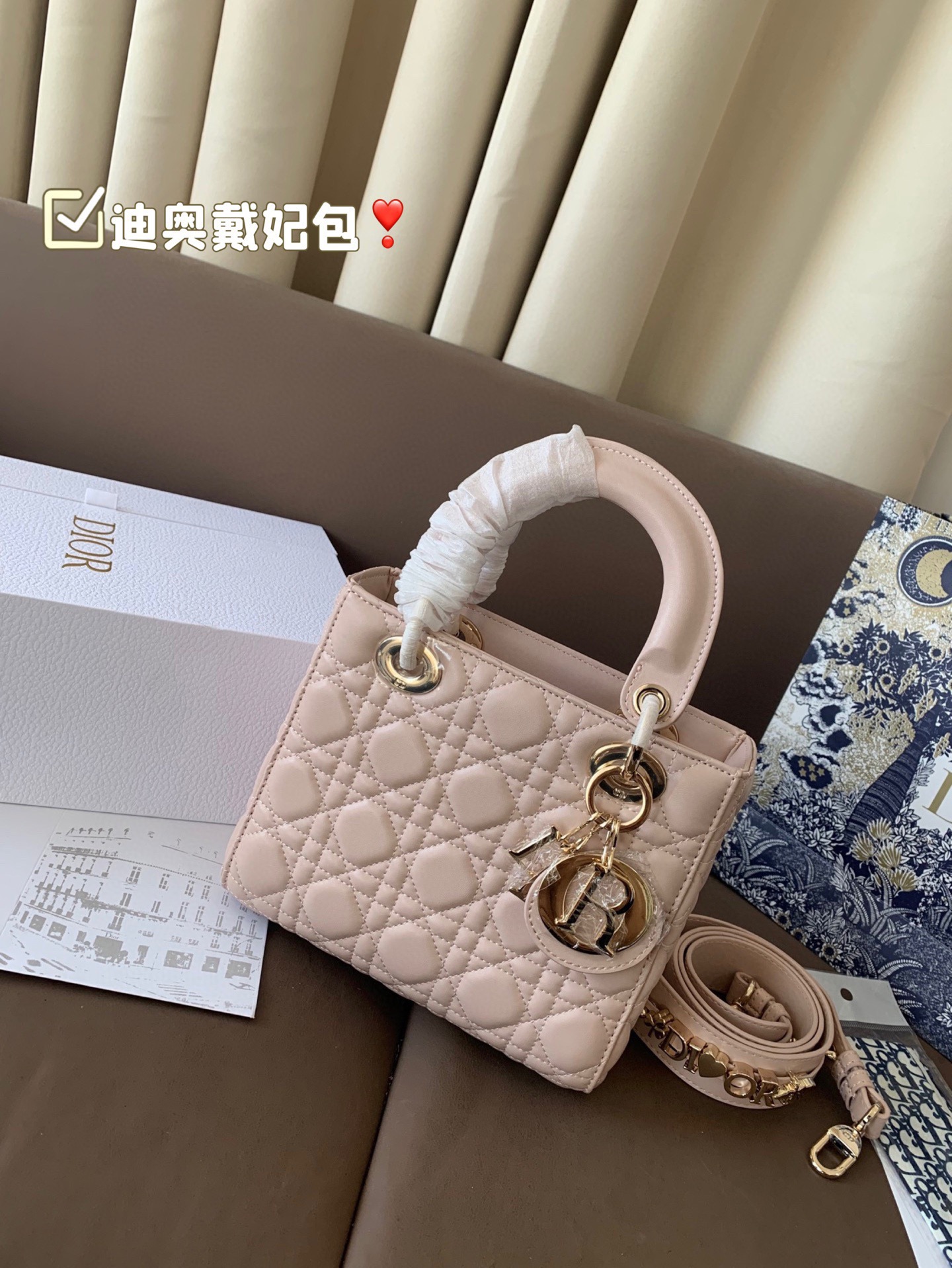 P185 折叠盒 迪奥戴妃包 sDior戴妃包太好看了吧！ 优雅指数拉满 搭配简洁风格的衣服整个人气质就上来了 而且容量完全可以满足日常要求 日常聚会逛街都很方便~ 尺寸20*18