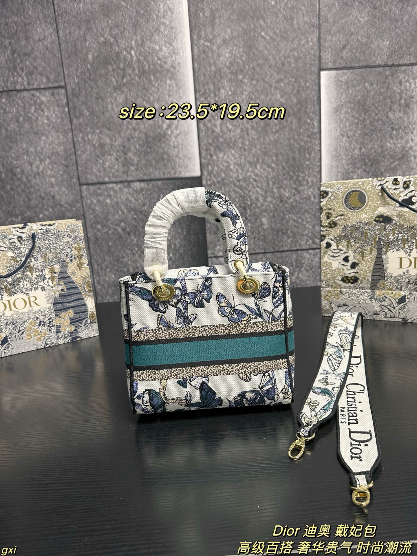 P280配盒 Dior 迪奥 戴妃包 Lady刺绣蝴蝶系列，精美的刺绣，经典的设计，让整个包非常亮眼，大容量的设计 ，凹造型神器，超级复古的，容量也是妥妥的，各种杂物往里面丢就好了，仙气满满的刺绣托特，打造轻松休闲的vibe 尺寸：23.5*19.5cm