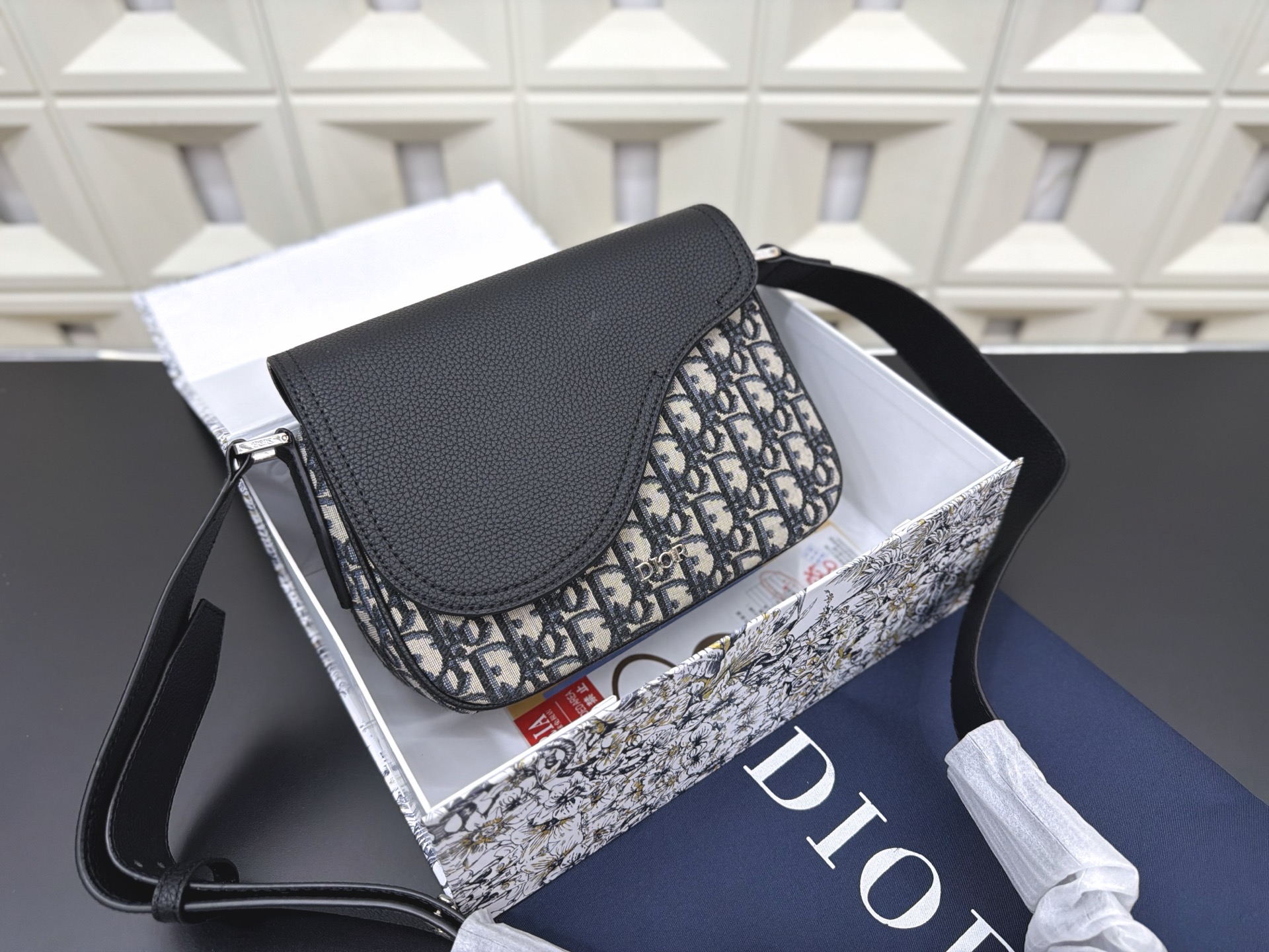 P125 Dior 迪奥 马鞍包 SADDLE提花翻盖邮差包 单肩斜挎包 明星单品 采用优质原厂材质 高端品质 配送礼盒 规格: 23 x 18cm