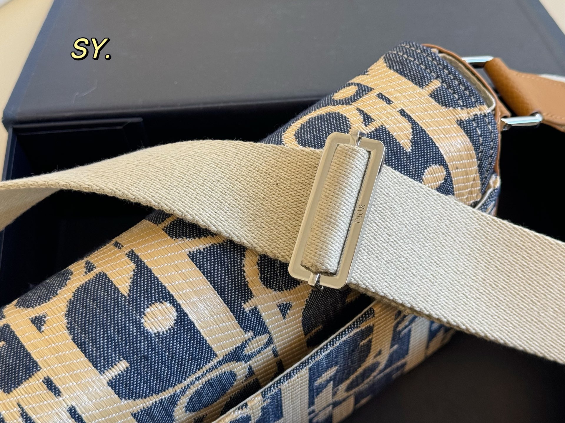 P180（折叠盒） size：23&times;19 DIOR 迪奥新款牛仔马鞍信使包💕 马鞍与信使元素相结合的斜挎包， 可调节肩带，🉑️肩背或斜挎， 实用率非常高，可搭配休闲和商务！