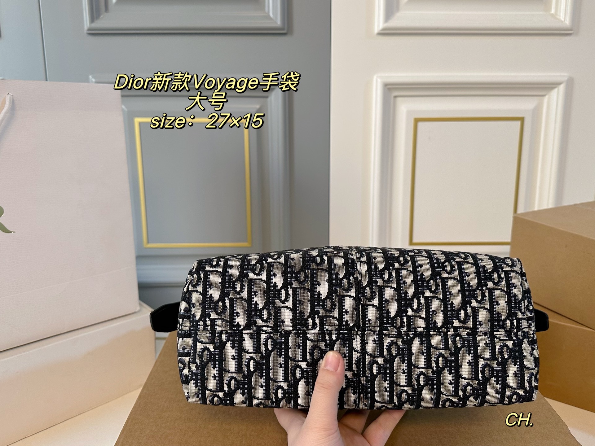 P150（折叠盒） size：27&times;15大号 DIOR迪奥新款菱格Voyage 手袋💕 复古时尚，简约大方，港风感拉满 摸起来超治愈的菱格纹➕质感五金 可调节肩带，对不同身高都友好 精致感拉满，专属挂饰细节满分💯