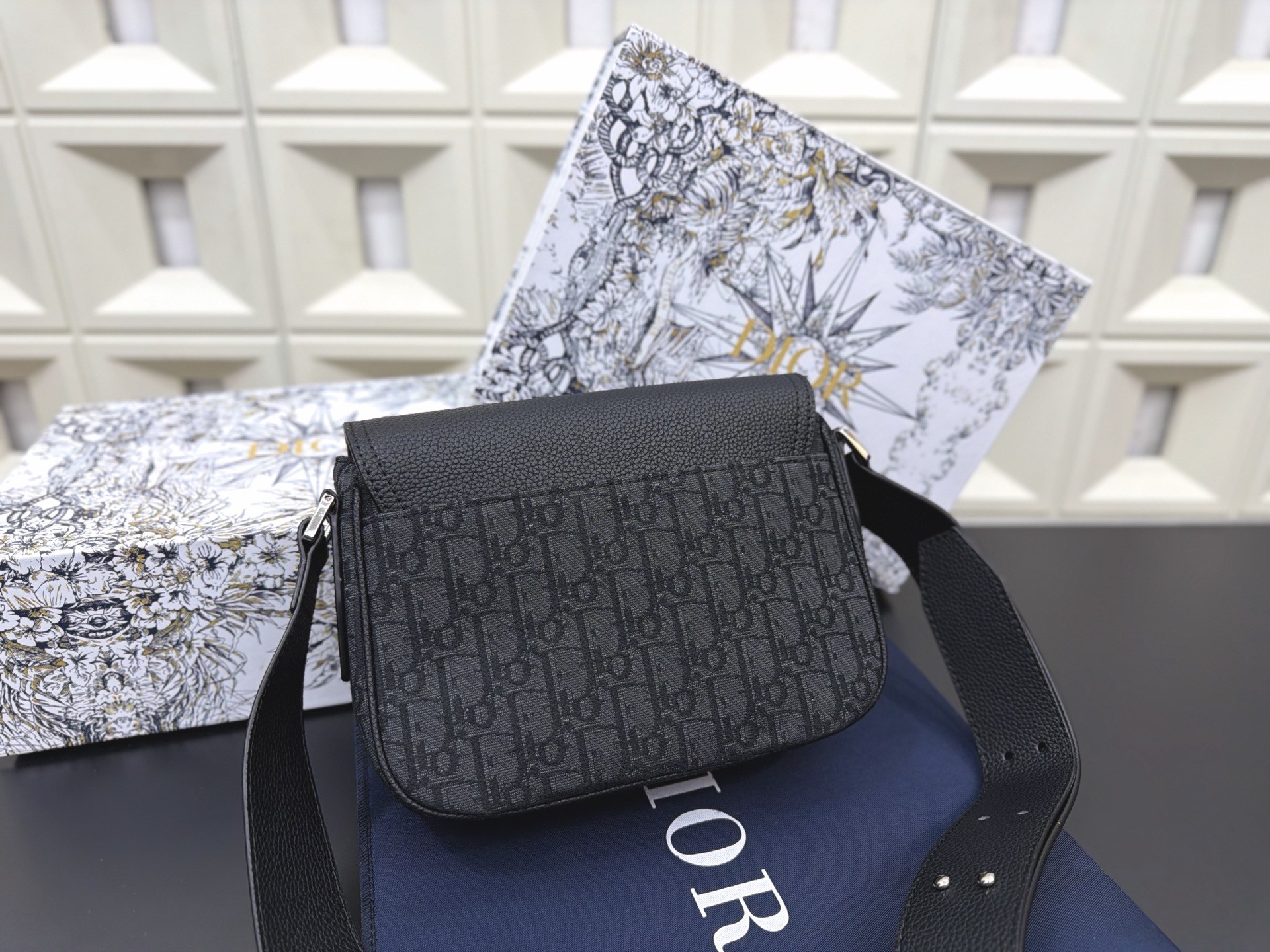 P125 Dior 迪奥 马鞍包 SADDLE提花翻盖邮差包 单肩斜挎包 明星单品 采用优质原厂材质 高端品质 配送礼盒 规格: 23 x 18cm