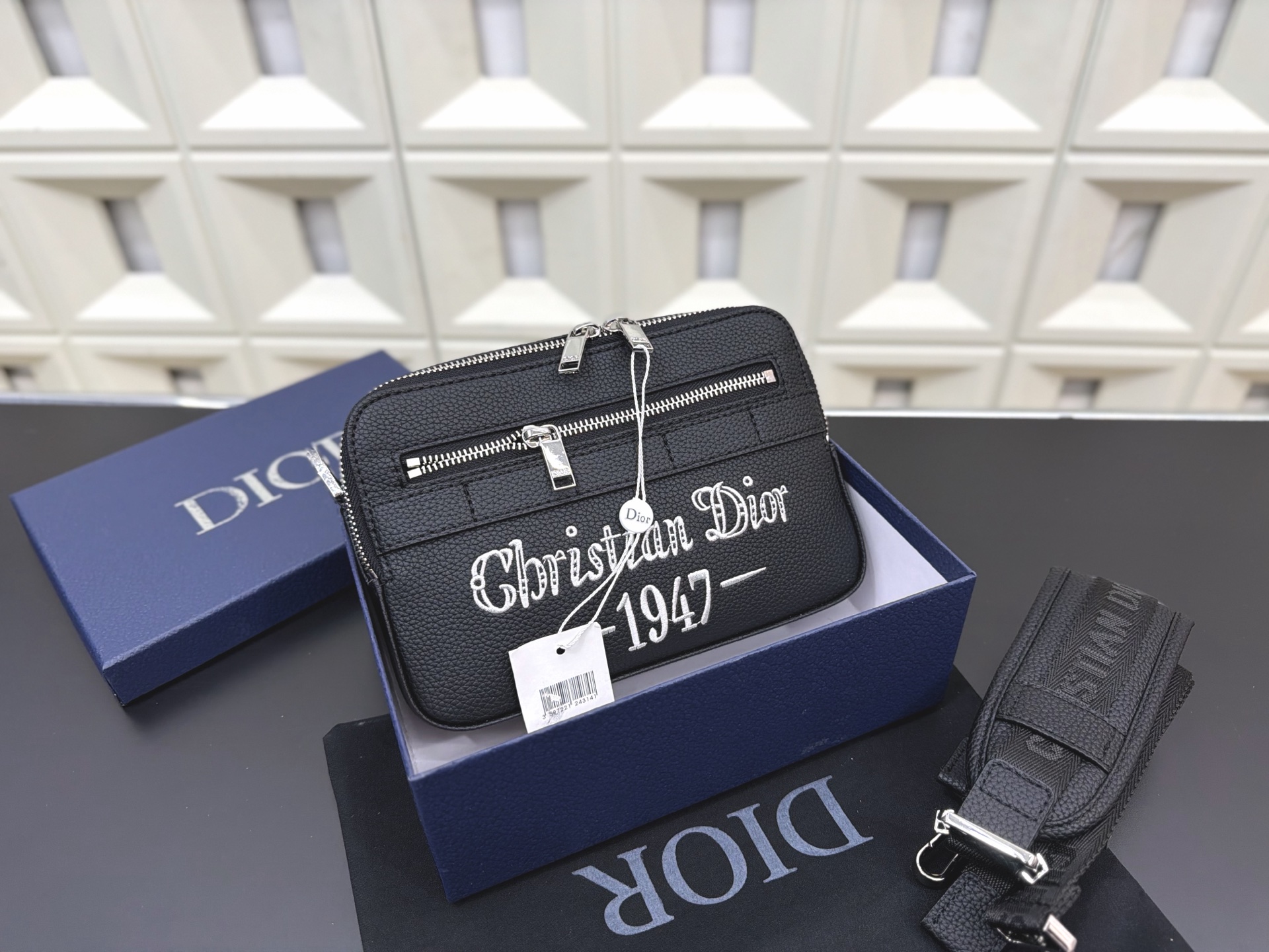 P140 DIOR 迪奥 1947 SAFARI信使包 CD刺绣针织相机包 🚹男女通用斜挎包 单肩包 经典百搭 实物拍摄 原厂原版面料 配送防尘袋 礼盒 22 x 15 cm。