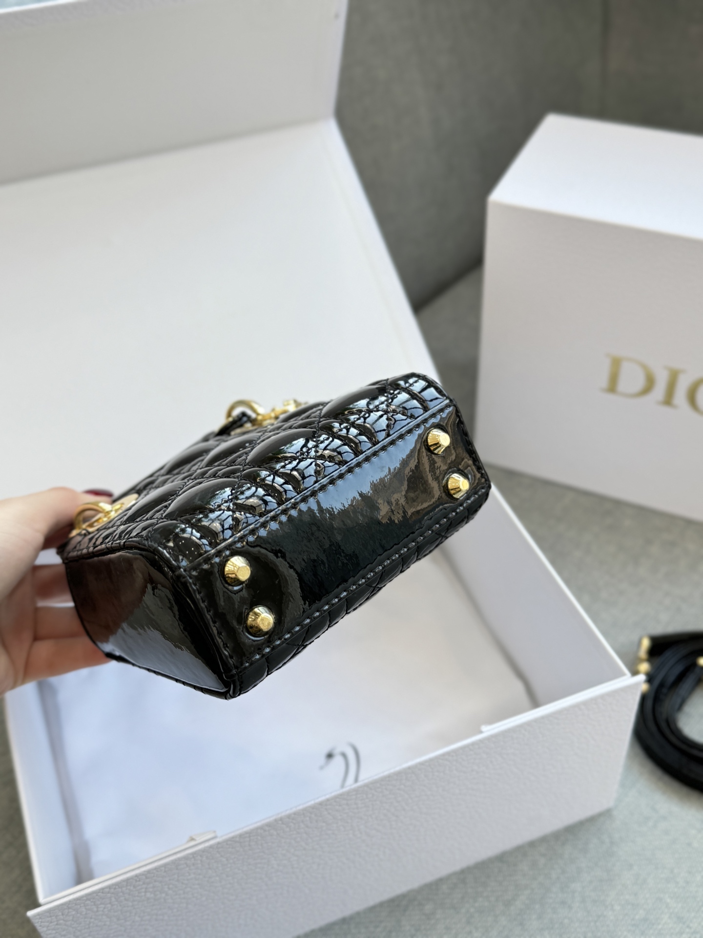 超迷你三格💰160 全套礼盒 size：12&times;11 DIOR迪奥 Lady Dior 藤格纹 漆皮 戴妃包手提包 自带高级感， 漆皮戴妃的美谁懂 整个包都在布灵布灵 很精致很显气质 完全是人间富贵花本花🌹