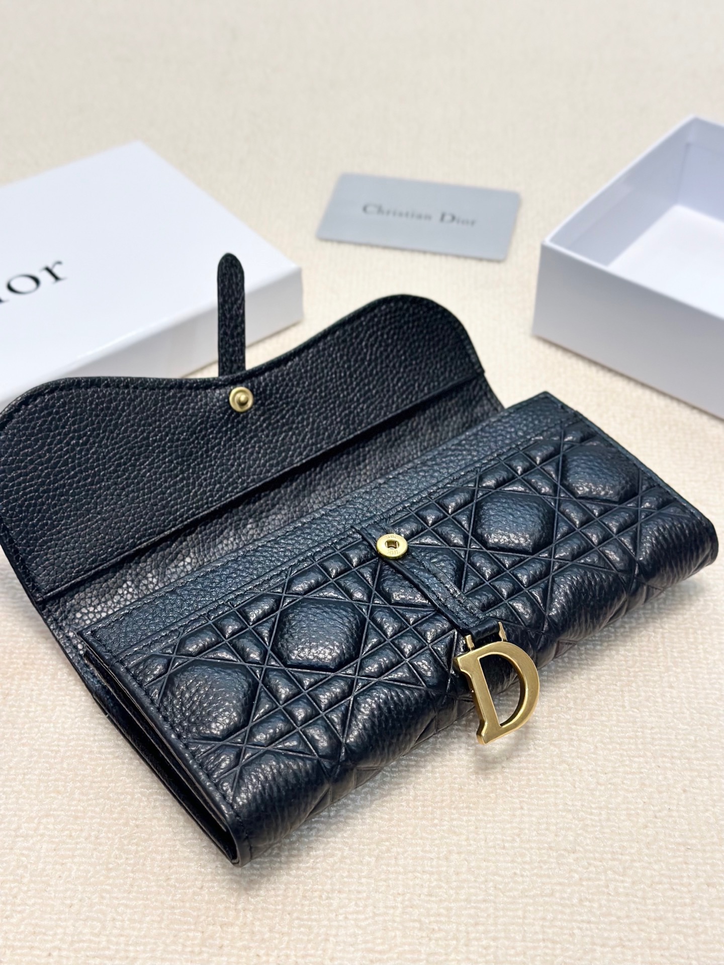 P95🎀🎀颜色 黑🎀尺寸 19x10🎀迪奥👏时尚钱包 🎃🎃头层牛皮压花🐂内阁超丰富👍女士专属🔥现货