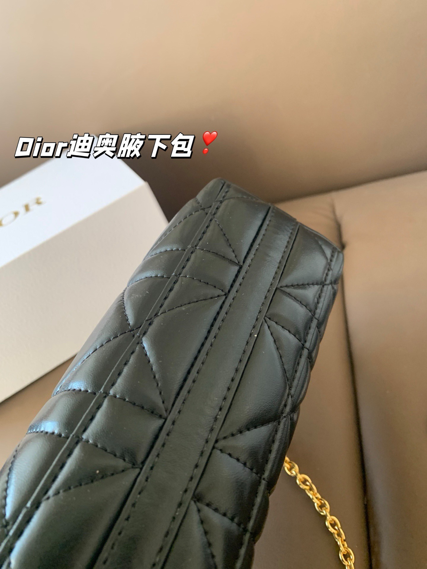 P175 配折叠盒子 Dior新款-迪奥之爱链条手袋!时尚现代而不失实用功能。CD标志，搭配一个拉链隔层，可收纳各种日常用品。百搭款式，搭配可调节、可拆卸的皮革肩带和顶部手柄，另带有可拆卸链条，可肩背或斜挎，是日常或晚装造型的理想之选。 尺寸：19*14