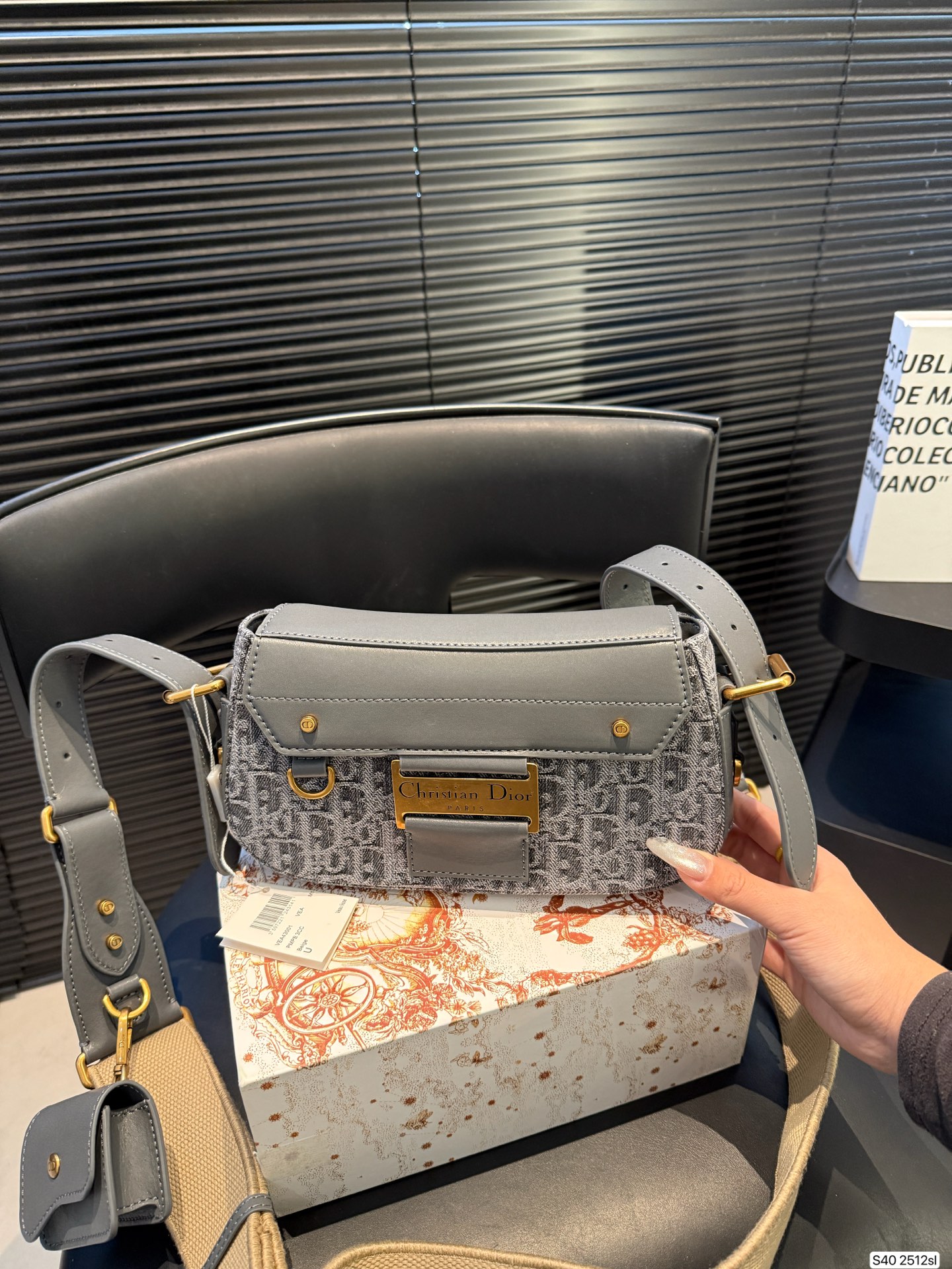 P250配折叠盒子 迪奥Dior4月新款来啦!Streetchic手袋!这款 Streetchic 手袋是二零二五春夏成衣系列新品，重新诠释经典设计可收纳1部手机、1个钱包2个卡夹太阳眼镜唇膏大大的金属牌设计有种古早的帅气朋克感!宽肩带是两侧可调节的款式让它可以实现多种背法磁扣开合方式拿取东西也很方便~简直不要太帅了!! 尺寸：23 14货号2512