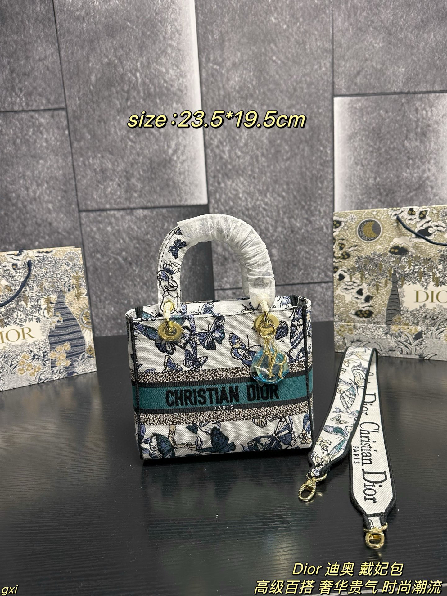 P280配盒 Dior 迪奥 戴妃包 Lady刺绣蝴蝶系列，精美的刺绣，经典的设计，让整个包非常亮眼，大容量的设计 ，凹造型神器，超级复古的，容量也是妥妥的，各种杂物往里面丢就好了，仙气满满的刺绣托特，打造轻松休闲的vibe 尺寸：23.5*19.5cm