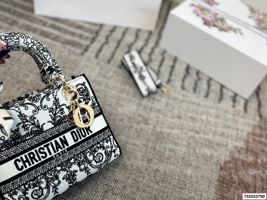 p290配礼盒 DIOR迪奥｜Lady D-Lite刺绣包 刺绣戴妃配斜挎带 D家最具有代表性的包包,拥有众多的粉丝~D家 lady D-Lite～诞生于20世纪90年代初,与戴安娜王妃有一段特殊的传奇,所以又被称为戴妃包最新款藤格纹刺绣戴妃包~精致度不止提升了一个档次开箱的仪式感~先来欣赏下视频~精致的如同艺术品这款包主打手工,每一个地方都是纯手工完成刺绣包边尤其是手柄处,感受到了吗 这款包特点全部立体感刺绣刺刺绣针数10万针以上,包包材质是意大利进口防水环保帆布 包包配有一款现在最流行的粗肩带,时尚感爆棚,休闲味道更浓郁~超百搭~容量很@,搭配翻盖设计,安全感十足 质感高级,配个大衣啥的太适合了,要有 包尺寸：24cm