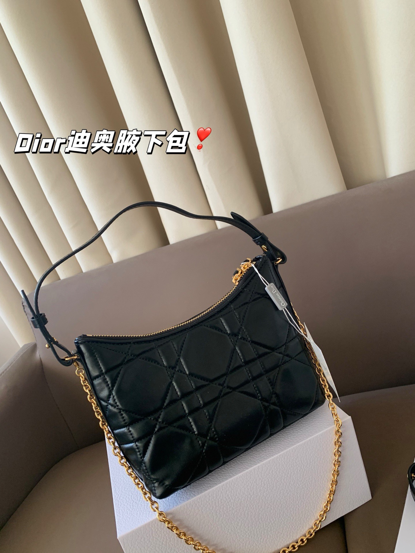 P175 配折叠盒子 Dior新款-迪奥之爱链条手袋!时尚现代而不失实用功能。CD标志，搭配一个拉链隔层，可收纳各种日常用品。百搭款式，搭配可调节、可拆卸的皮革肩带和顶部手柄，另带有可拆卸链条，可肩背或斜挎，是日常或晚装造型的理想之选。 尺寸：19*14