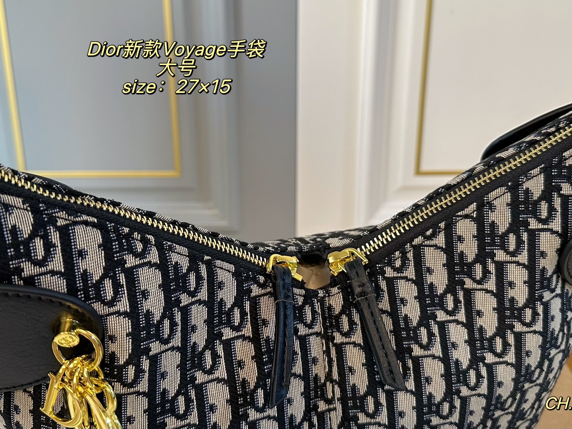 P150（折叠盒） size：27&times;15大号 DIOR迪奥新款菱格Voyage 手袋💕 复古时尚，简约大方，港风感拉满 摸起来超治愈的菱格纹➕质感五金 可调节肩带，对不同身高都友好 精致感拉满，专属挂饰细节满分💯