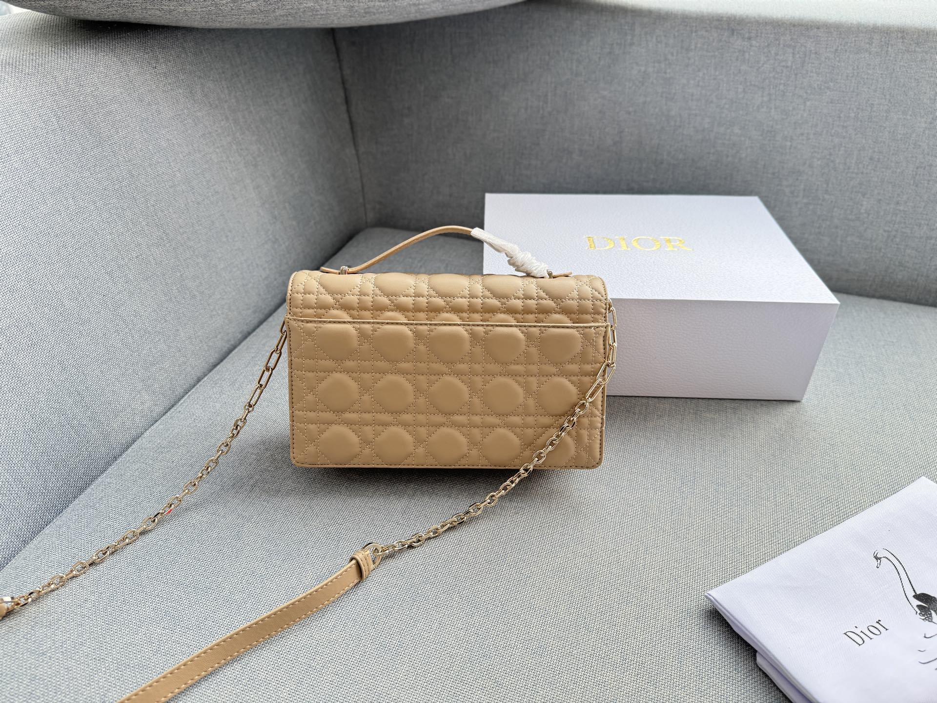 大💰185 折叠盒 小💰180 折叠盒 size：24&times;14/21&times;11 DIOR迪奥 My Dior MISS DIOR 藤格纹 链条包 单肩斜挎包手提包 大小姐驾到👑 MISS DIOR手袋 手提或肩背都很优雅高级 标志性的藤纹格内里多个隔层和卡槽精美之余又实用度满满的 优雅实用。采用羊皮革精心制作