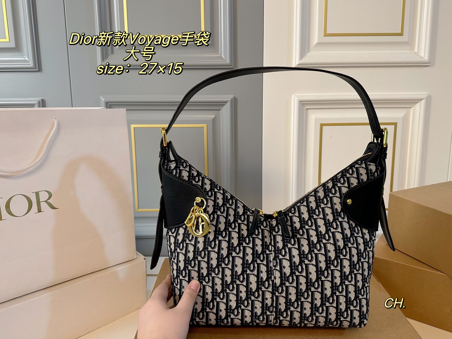 P150（折叠盒） size：27&times;15大号 DIOR迪奥新款菱格Voyage 手袋💕 复古时尚，简约大方，港风感拉满 摸起来超治愈的菱格纹➕质感五金 可调节肩带，对不同身高都友好 精致感拉满，专属挂饰细节满分💯