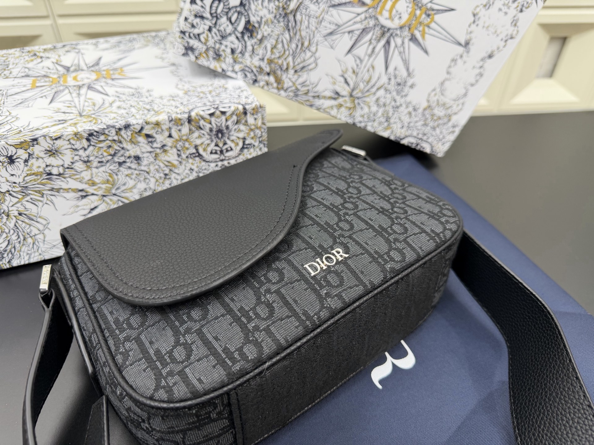 P125 Dior 迪奥 马鞍包 SADDLE提花翻盖邮差包 单肩斜挎包 明星单品 采用优质原厂材质 高端品质 配送礼盒 规格: 23 x 18cm