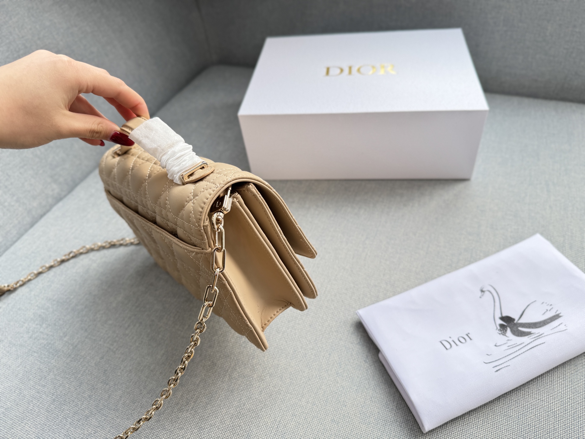 大💰185 折叠盒 小💰180 折叠盒 size：24&times;14/21&times;11 DIOR迪奥 My Dior MISS DIOR 藤格纹 链条包 单肩斜挎包手提包 大小姐驾到👑 MISS DIOR手袋 手提或肩背都很优雅高级 标志性的藤纹格内里多个隔层和卡槽精美之余又实用度满满的 优雅实用。采用羊皮革精心制作