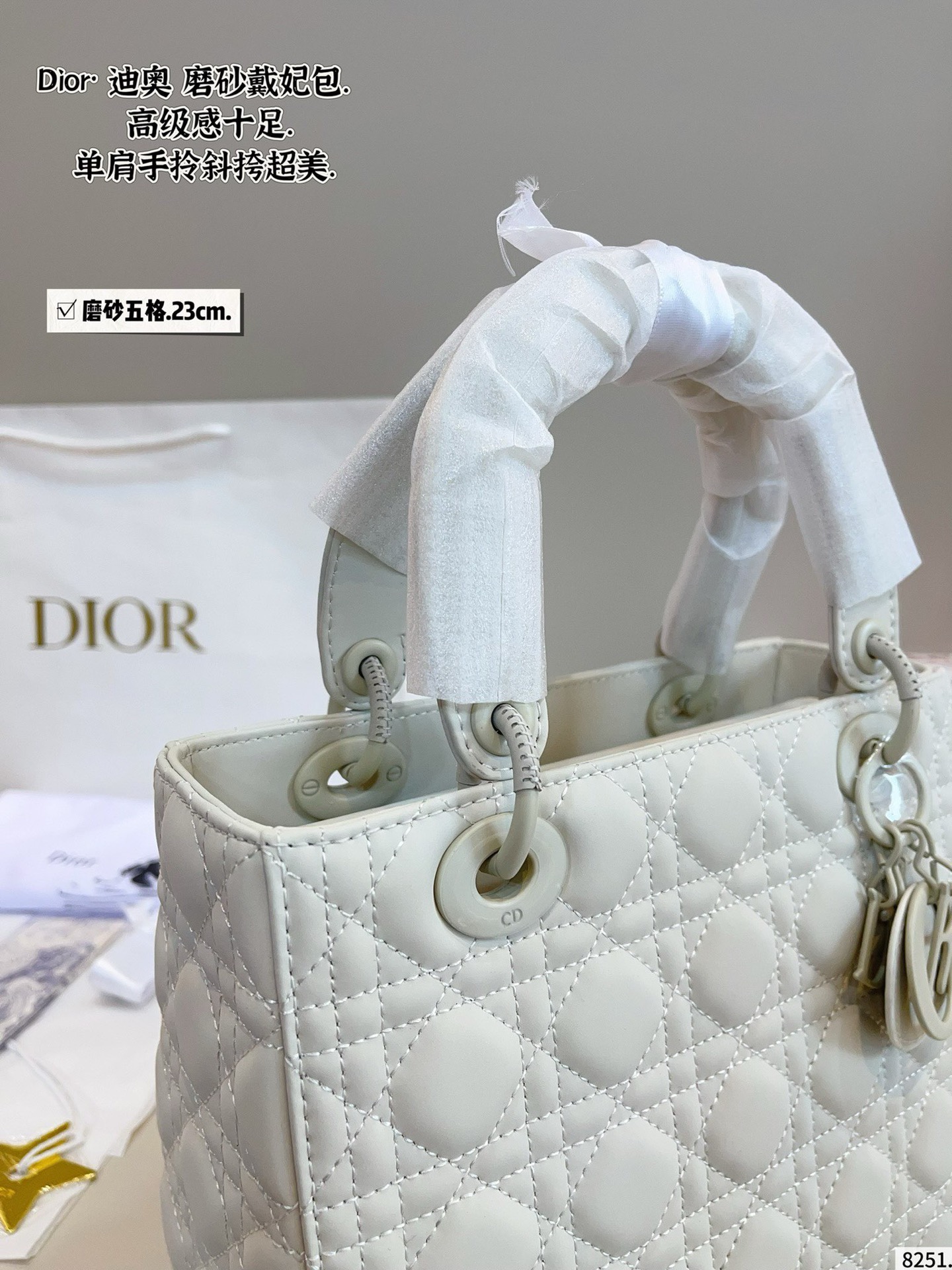 p210配包装🎁. 迪奥戴妃，dior高端品质，可随意对比专柜细节，独家出货，高版本第一批定制爆款 与专柜一样哦！磨砂品质 现货在售‼️实拍图一组，我们的版本看实拍 更有寓意 尺寸：23*12*20cm