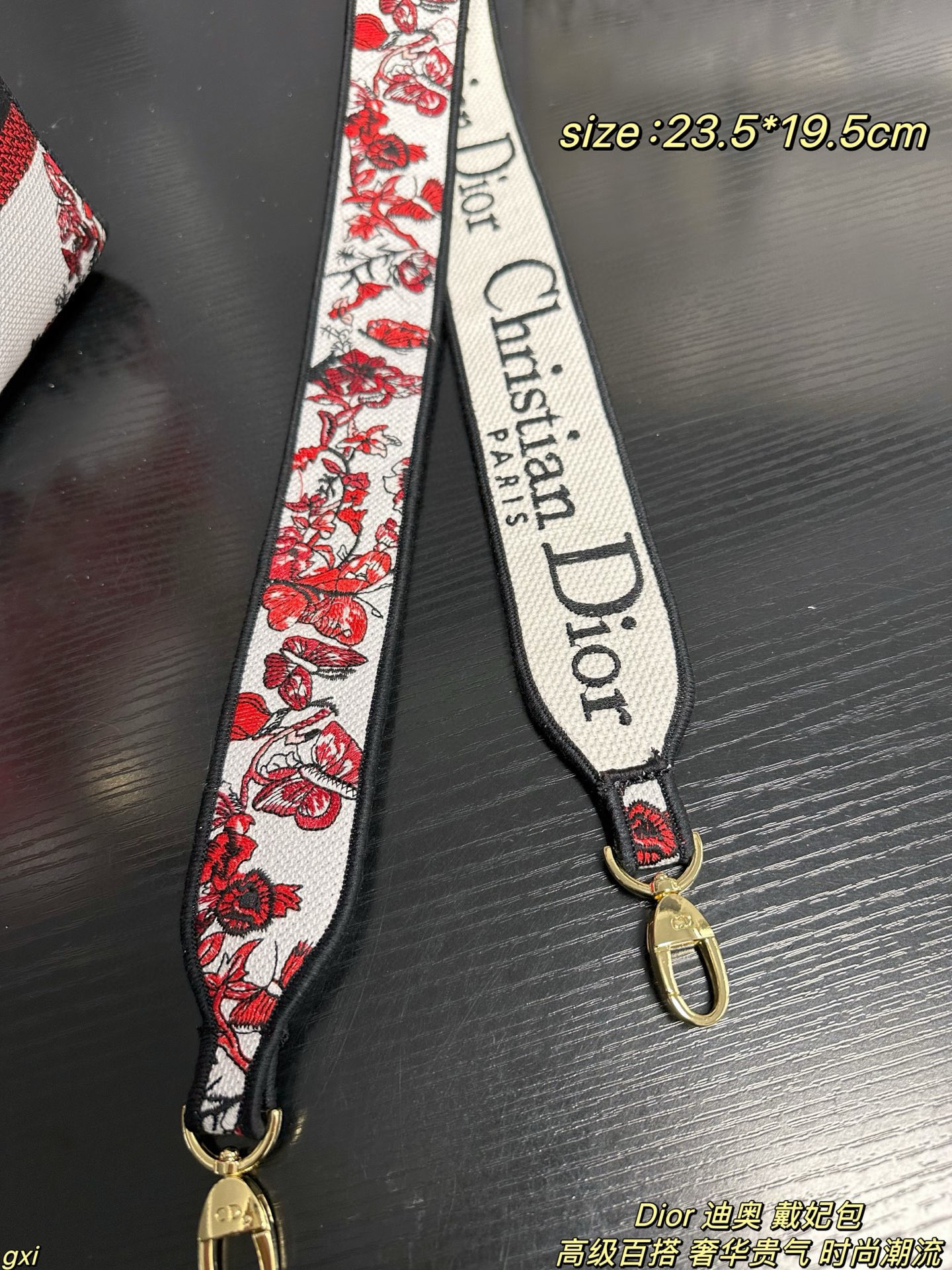 P280配盒 Dior 迪奥 戴妃包 Lady最新浪漫花型刺绣系列，仙气满满的，经典的图形刺绣，精湛的工艺，完美的配色，整体时尚又复古，高级又浪漫，包包以其甜美的粉红色彩，给人以温柔的印象，精美的红色刺绣装饰在纯白的包身上，如同艺术品一样令人赏心悦目，每一针每一线都透露出仙气与甜蜜~无论是独特的挂饰还是标志性的宽红带，每一个细节都显得如此精致！简直爱不够哇~ 尺寸：23.5*19.5cm