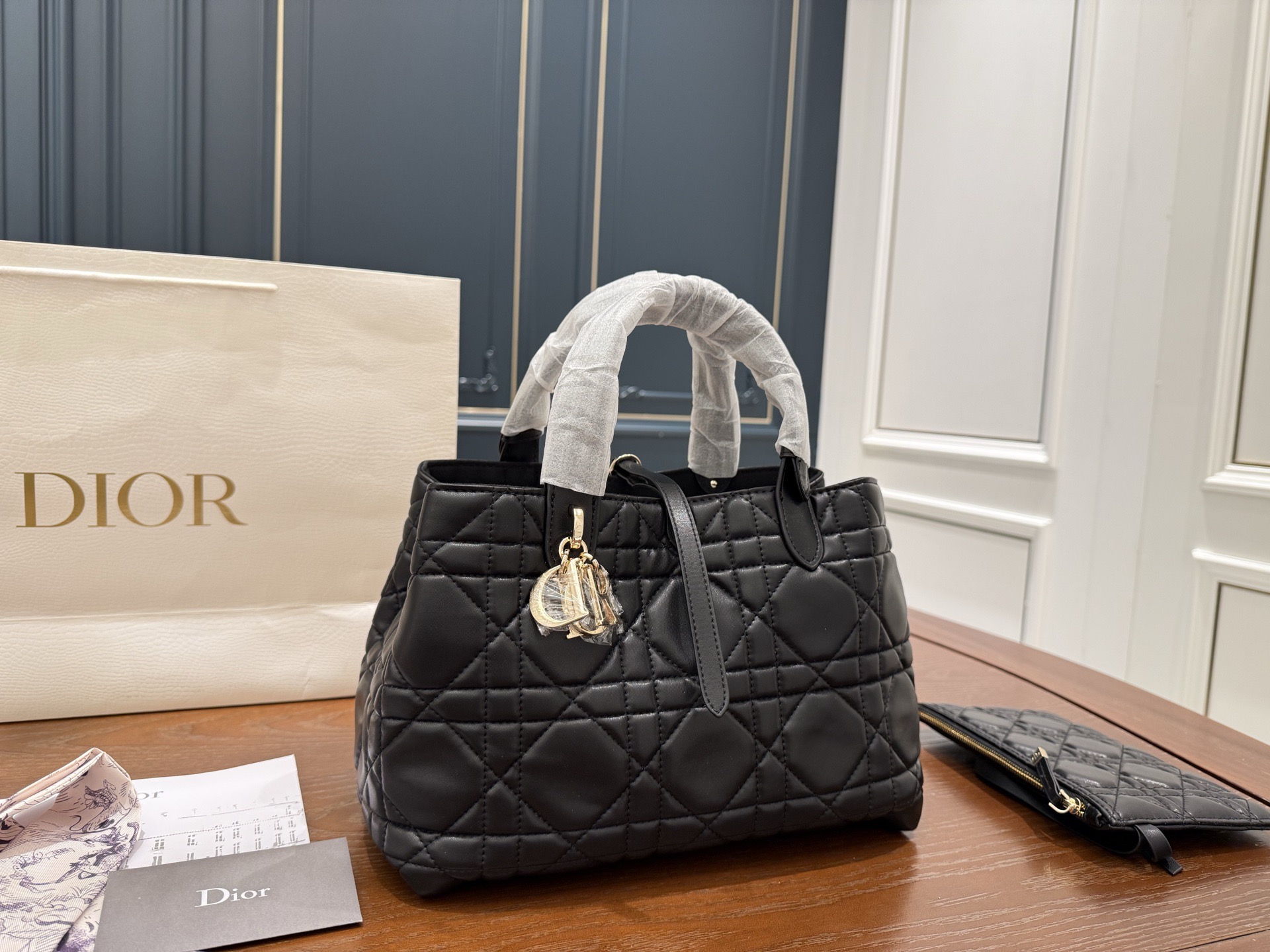 （折叠盒⚠️）p190 Dior迪奥 超火的Toujours 购物袋 🉑️变形托特tote 羊皮藤格纹 上身太高级啦！ 个人觉得 包型真的很耐看！ 又休闲 又优雅！ 现在它很火哦！ 中号 size 大小刚刚好肩带可调节 size：28*21cm