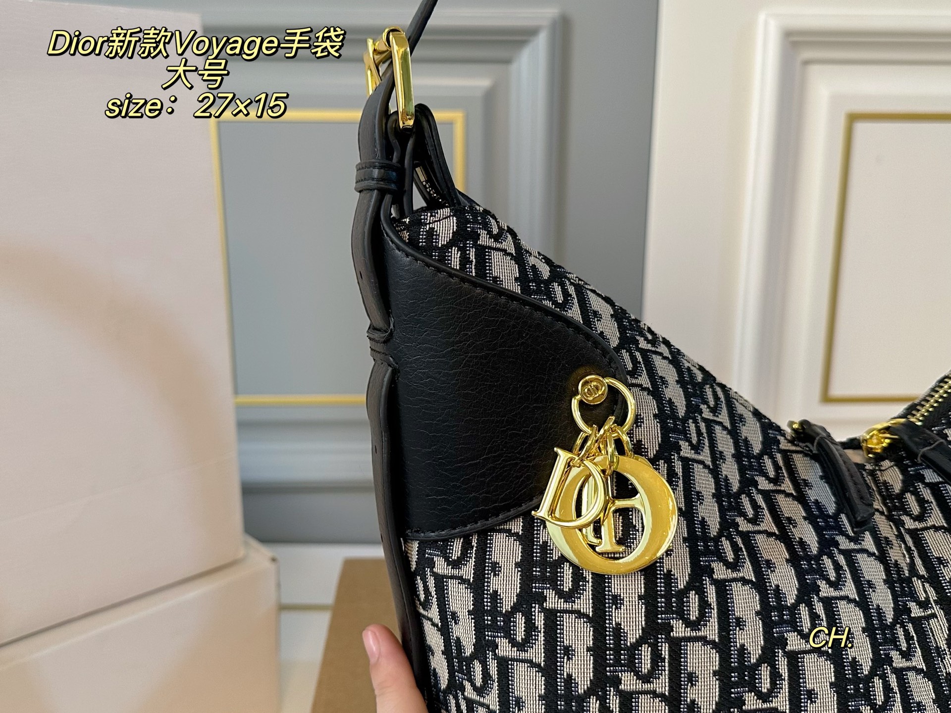 P150（折叠盒） size：27&times;15大号 DIOR迪奥新款菱格Voyage 手袋💕 复古时尚，简约大方，港风感拉满 摸起来超治愈的菱格纹➕质感五金 可调节肩带，对不同身高都友好 精致感拉满，专属挂饰细节满分💯