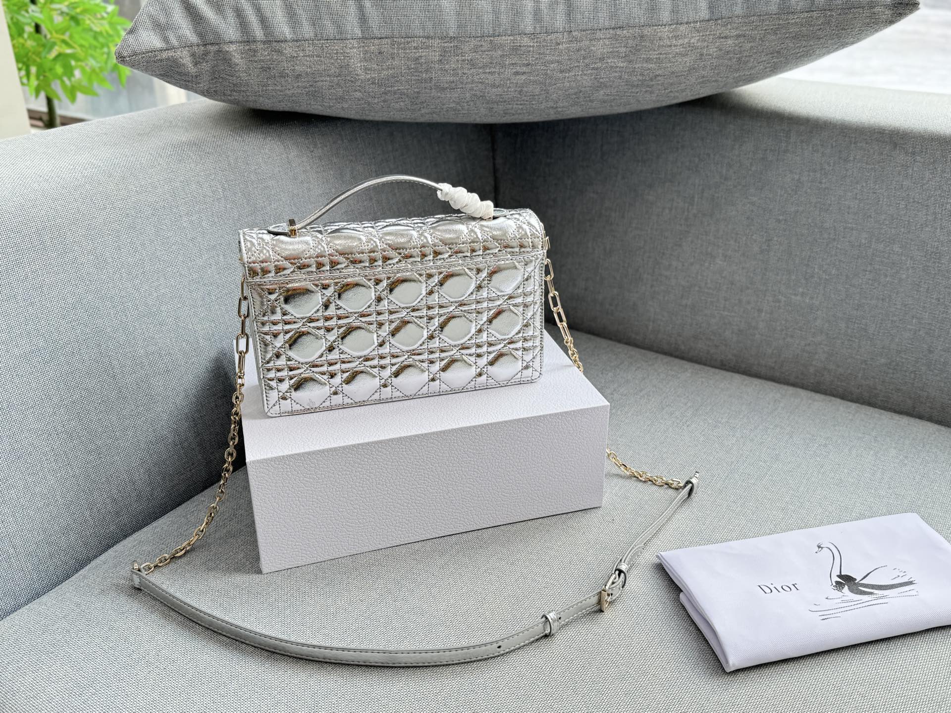 大💰190 折叠盒 小💰185 折叠盒 size：24&times;14/21&times;11 DIOR迪奥 My Dior MISS DIOR 藤格纹 链条包 单肩斜挎包手提包 MISS DIOR手袋 手提或肩背都很优雅高级 标志性的藤纹格内里多个隔层和卡槽精美之余又实用度满满的 优雅实用。采用羊皮革精心制作