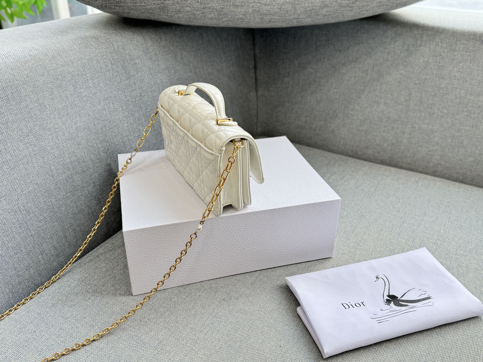 大💰190 折叠盒 小💰185 折叠盒 size：24&times;14/21&times;11 DIOR迪奥 My Dior MISS DIOR 藤格纹 漆皮 链条包 单肩斜挎包手提包 手袋兼具优雅气质与实用功能。采用黑色漆皮牛皮革精心制作，饰以藤格纹缉面线，翻盖点缀以D.I.O.R.吊饰，两个隔层和一个拉链口袋可收纳各种日常用品，可与日常或晚装造型搭配使用。 秋冬的氛围感拉满~