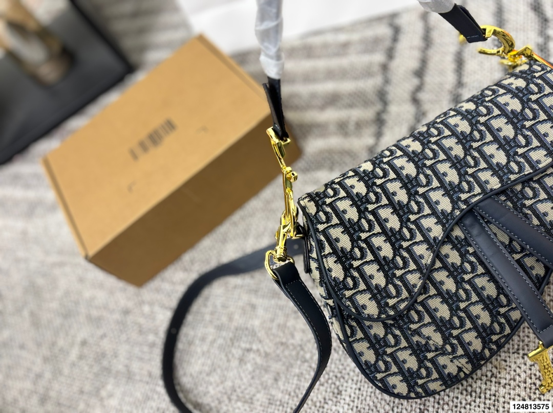 P175 折叠盒 Mini 迪奥DiorSaddle马鞍包 它的造型来自于2000年时任Dior设计师John Galliano的创新设计，他希望在他设计理念的感召下，女性可以更多的独立自我! 马鞍包设计造型来自侧面看到的马鞍造型，下垂的D完美的形成马蹄蹬的设计! Saddle包盖呈现自然弧度，与Lady Dior-样，同样来自手工模台制造而成!体现dior高级手工定制精神，坚守最传统最极致的法式风格，以及意大利精湛手工艺! 翻盖设计来自马鞍.上放置物品的吸扣设计，磁石搭扣简约大方，凸显包包的完美一致性! Saddle可以搭配多种肩带设计，肩带也被称为马鞍包的另一个&ldquo;灵魂&rdquo;!没有肩带的马鞍包是不完整的，因为肩带设计斜挎在胯部，拉长腿型，形成鲜明的个性张扬而风格独特!不拘一格正是MGC想要打造的女性造型! 尺寸: 25 20cm