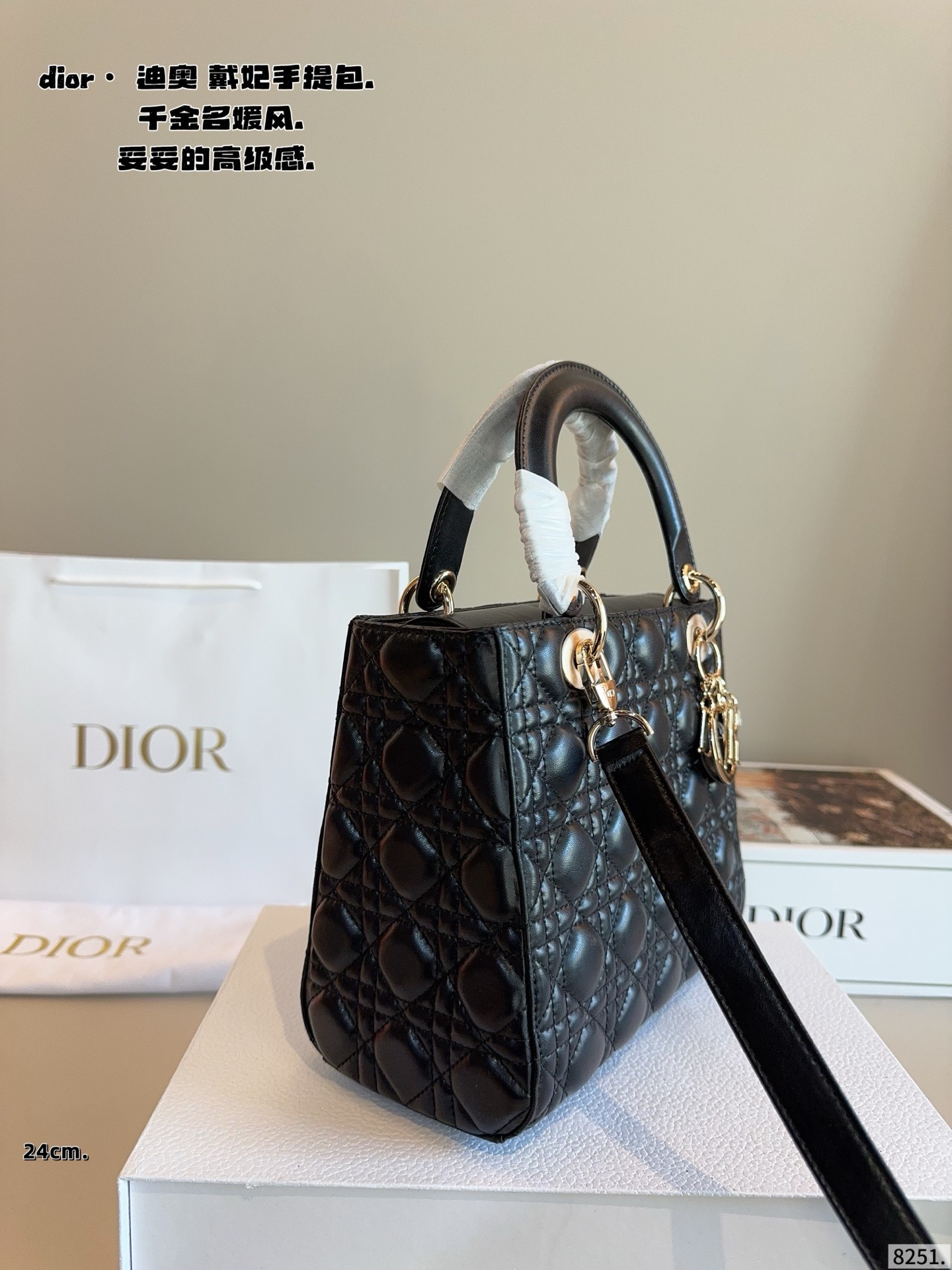 p210配包装🎁. 迪奥戴妃，dior高端品质，可随意对比专柜细节，独家出货，高版本第一批定制爆款 与专柜一样哦！磨砂品质 现货在售‼️实拍图一组，我们的版本看实拍 更有寓意 尺寸：24*12*20/cm