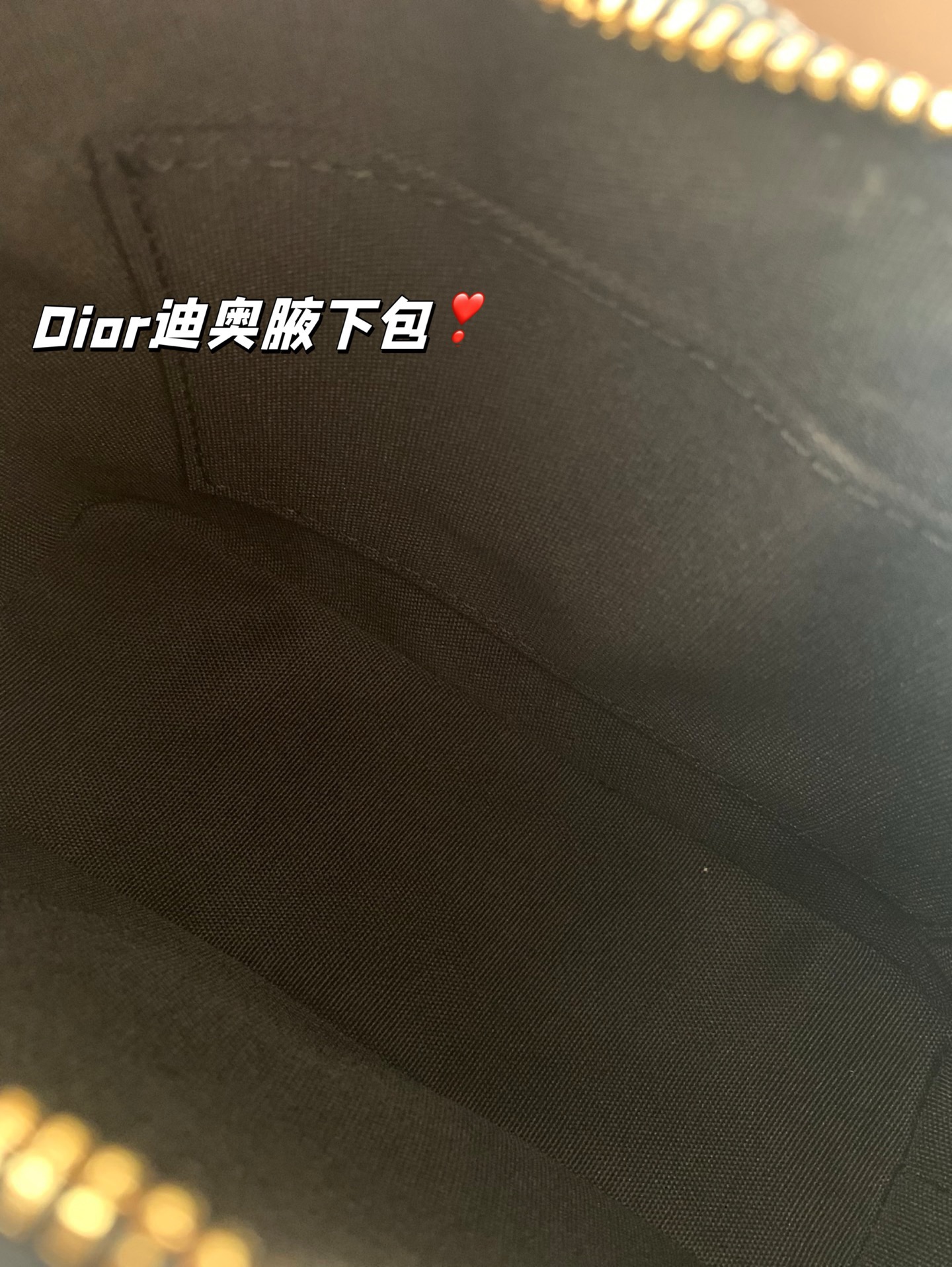 P175 配折叠盒子 Dior新款-迪奥之爱链条手袋!时尚现代而不失实用功能。CD标志，搭配一个拉链隔层，可收纳各种日常用品。百搭款式，搭配可调节、可拆卸的皮革肩带和顶部手柄，另带有可拆卸链条，可肩背或斜挎，是日常或晚装造型的理想之选。 尺寸：19*14
