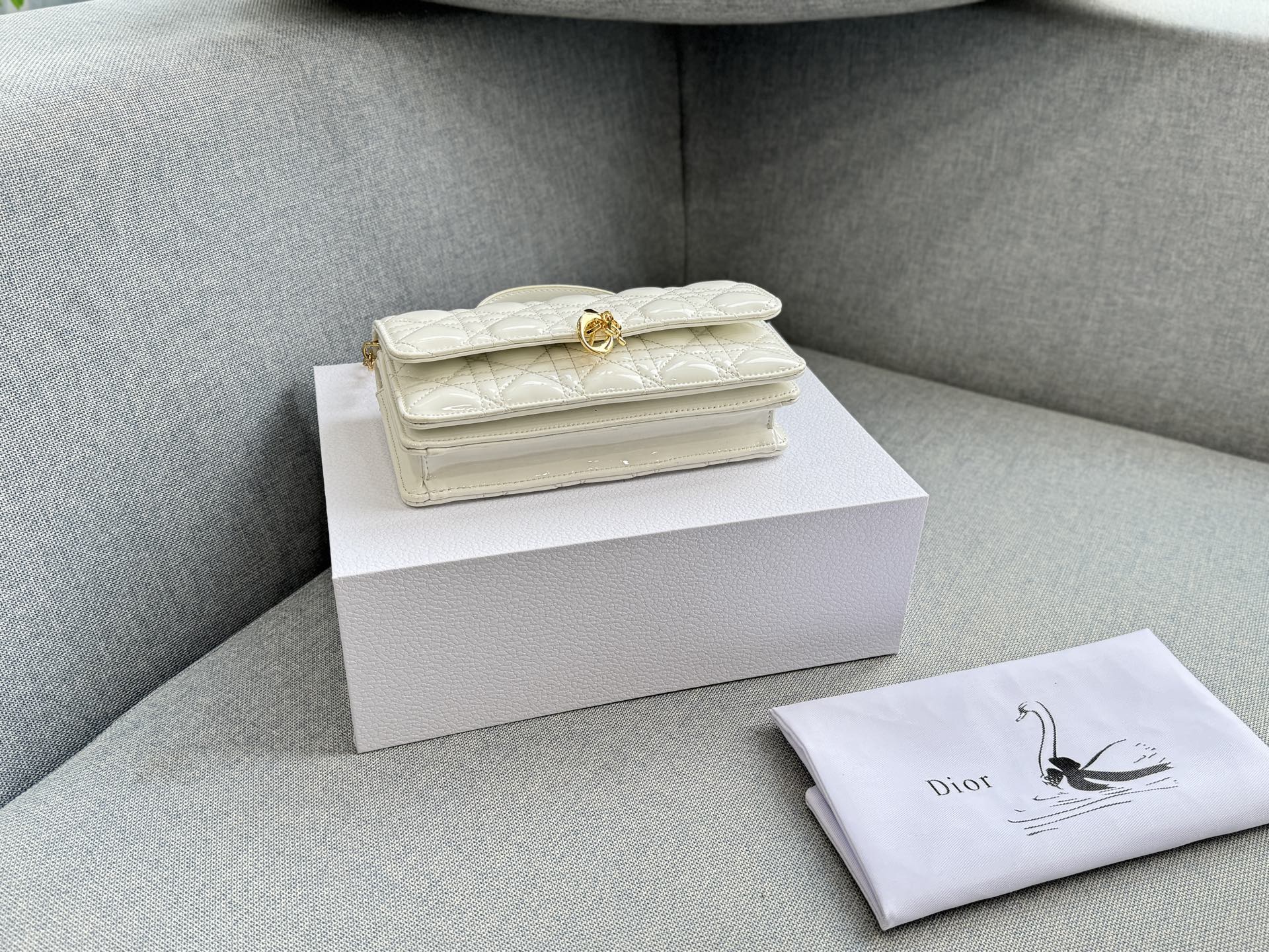 大💰190 折叠盒 小💰185 折叠盒 size：24&times;14/21&times;11 DIOR迪奥 My Dior MISS DIOR 藤格纹 漆皮 链条包 单肩斜挎包手提包 手袋兼具优雅气质与实用功能。采用黑色漆皮牛皮革精心制作，饰以藤格纹缉面线，翻盖点缀以D.I.O.R.吊饰，两个隔层和一个拉链口袋可收纳各种日常用品，可与日常或晚装造型搭配使用。 秋冬的氛围感拉满~