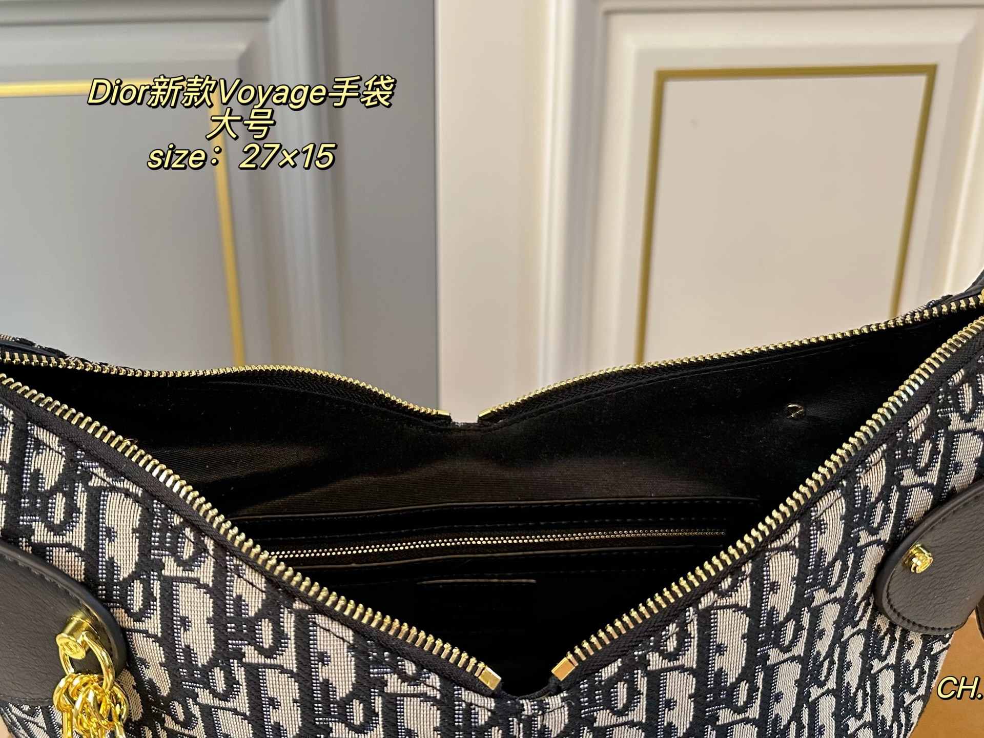 P150（折叠盒） size：27&times;15大号 DIOR迪奥新款菱格Voyage 手袋💕 复古时尚，简约大方，港风感拉满 摸起来超治愈的菱格纹➕质感五金 可调节肩带，对不同身高都友好 精致感拉满，专属挂饰细节满分💯