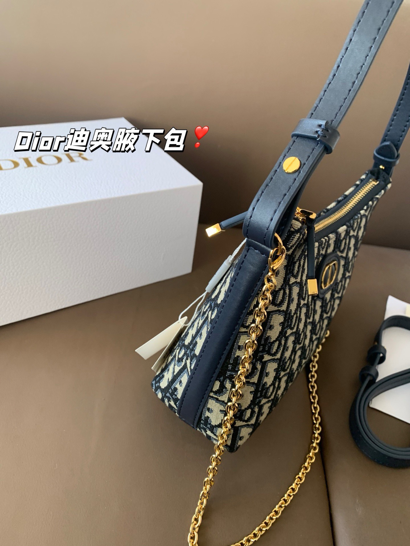 P175 配折叠盒子 Dior新款-迪奥之爱链条手袋!时尚现代而不失实用功能。CD标志，搭配一个拉链隔层，可收纳各种日常用品。百搭款式，搭配可调节、可拆卸的皮革肩带和顶部手柄，另带有可拆卸链条，可肩背或斜挎，是日常或晚装造型的理想之选。 尺寸：19*14