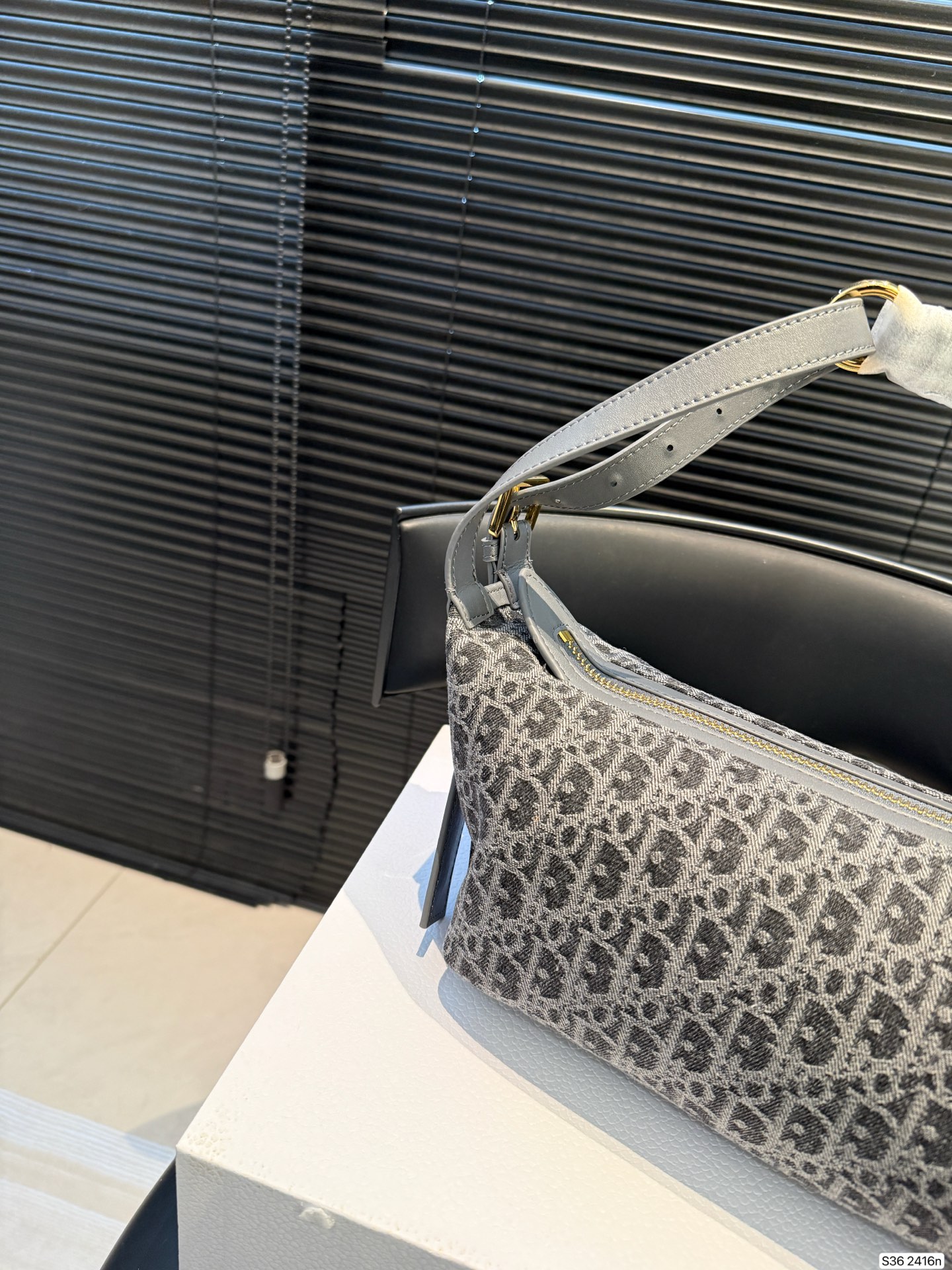 P230配折叠盒子 迪奥旅行包 被 Dior新款流浪包美到失语 富家千金同款Dior新款流浪包，一眼万年，背着它，你就是人群焦点谁还看路啊!时尚圈顶流Dior新款流浪包，把高级感狠狠拿捏住了，背上秒变街拍女王。 富家千金同款Dior新款流浪包，一眼万年，背着它，你就是人群焦点尺寸：26 15 货号2416